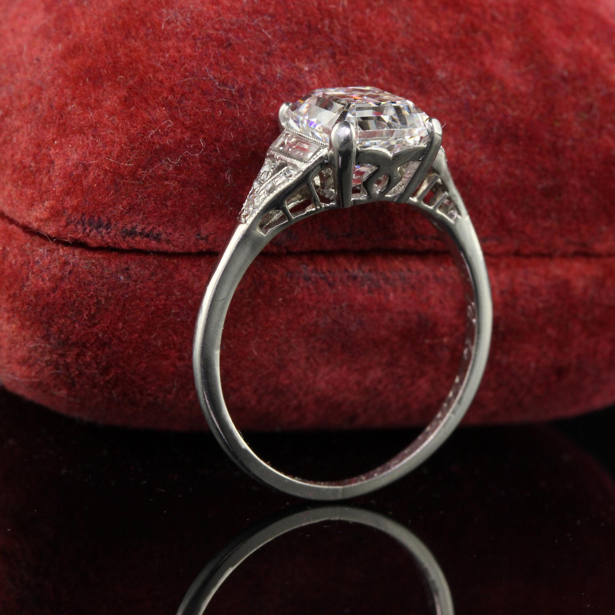 Antiker Art Deco Platin-Verlobungsring mit Diamanten im alteuropäischen Smaragdschliff im Baguette-Schliff - GIA für Damen oder Herren im Angebot