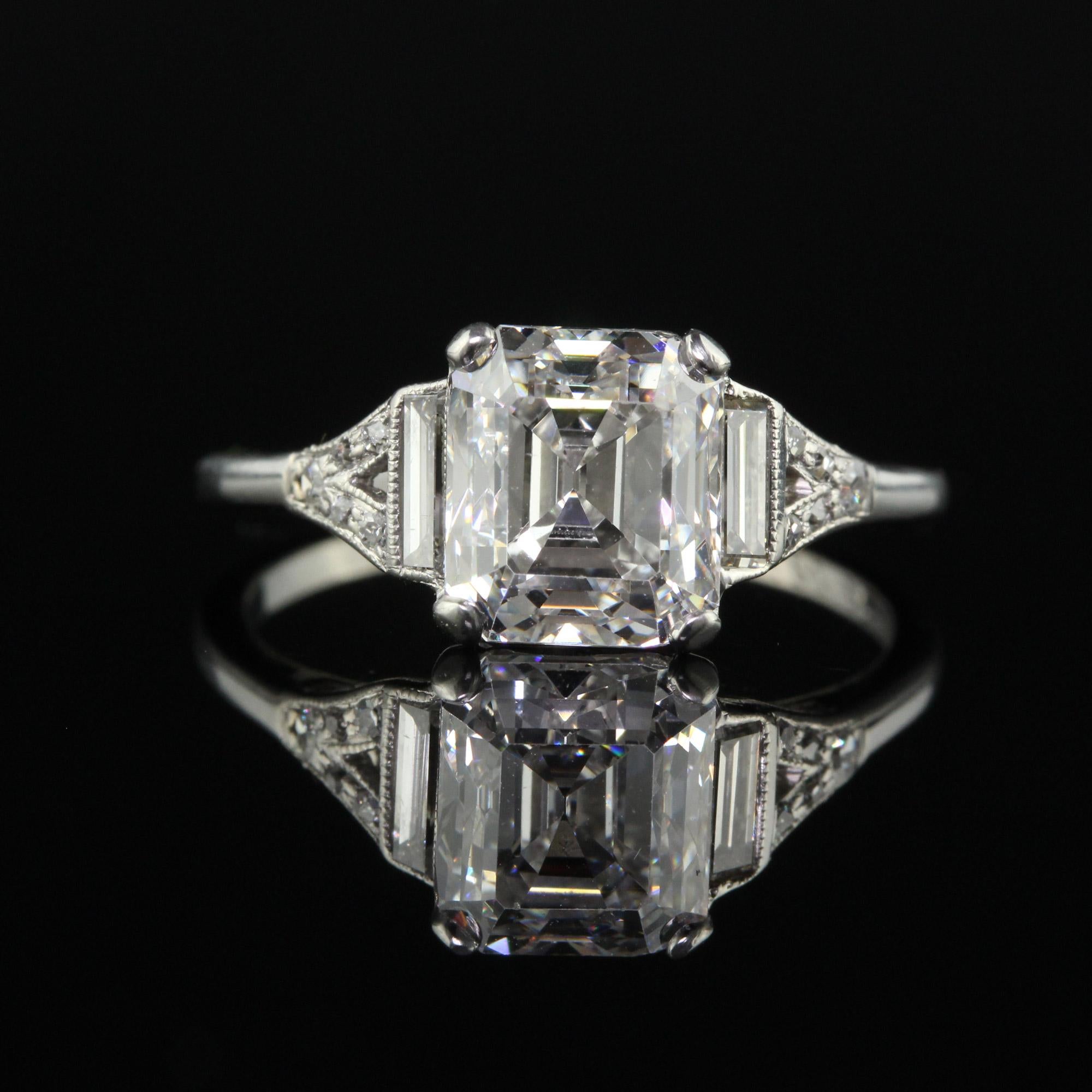 Antiker Art Deco Platin-Verlobungsring mit Diamanten im alteuropäischen Smaragdschliff im Baguette-Schliff - GIA im Angebot 1