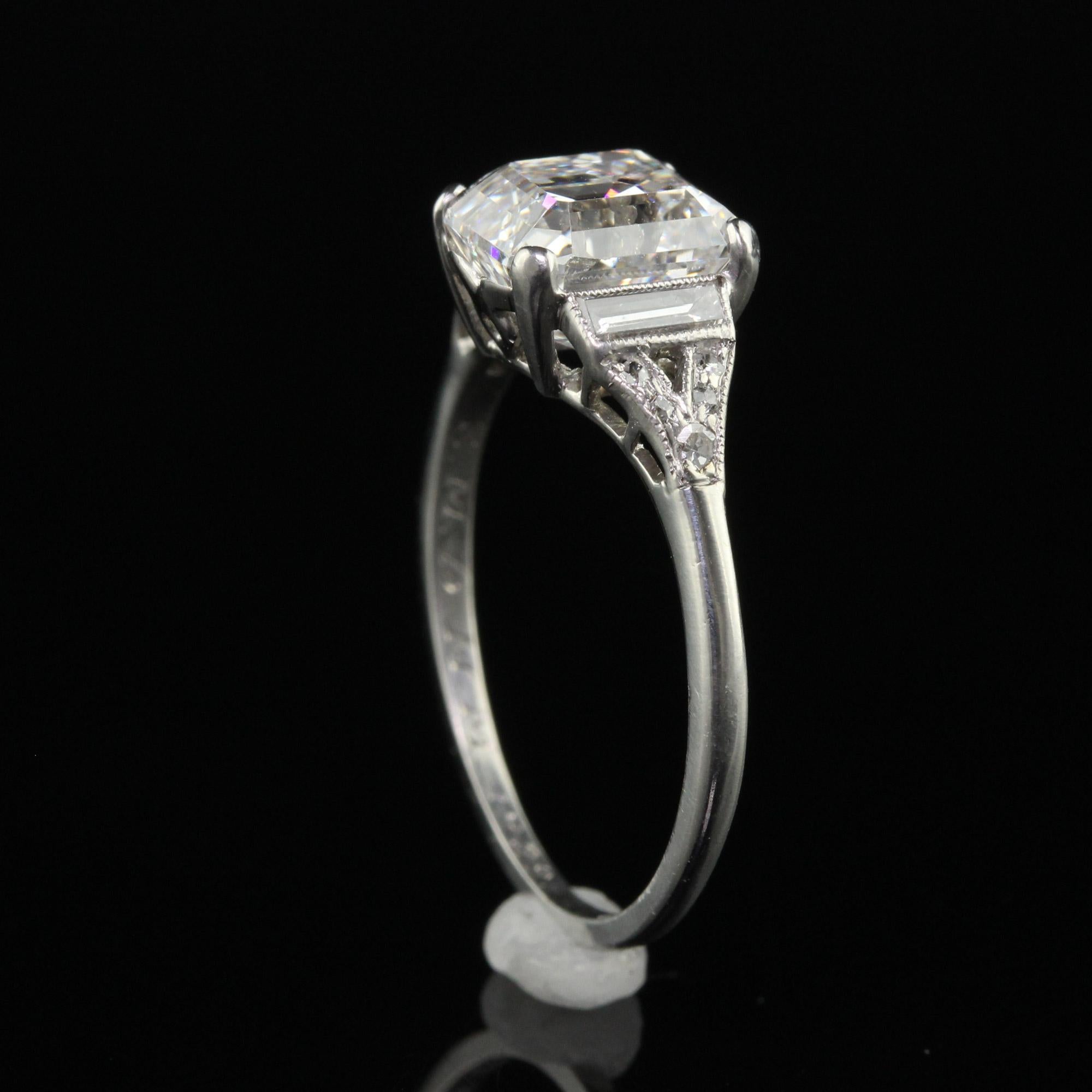 Antiker Art Deco Platin-Verlobungsring mit Diamanten im alteuropäischen Smaragdschliff im Baguette-Schliff - GIA im Angebot 3