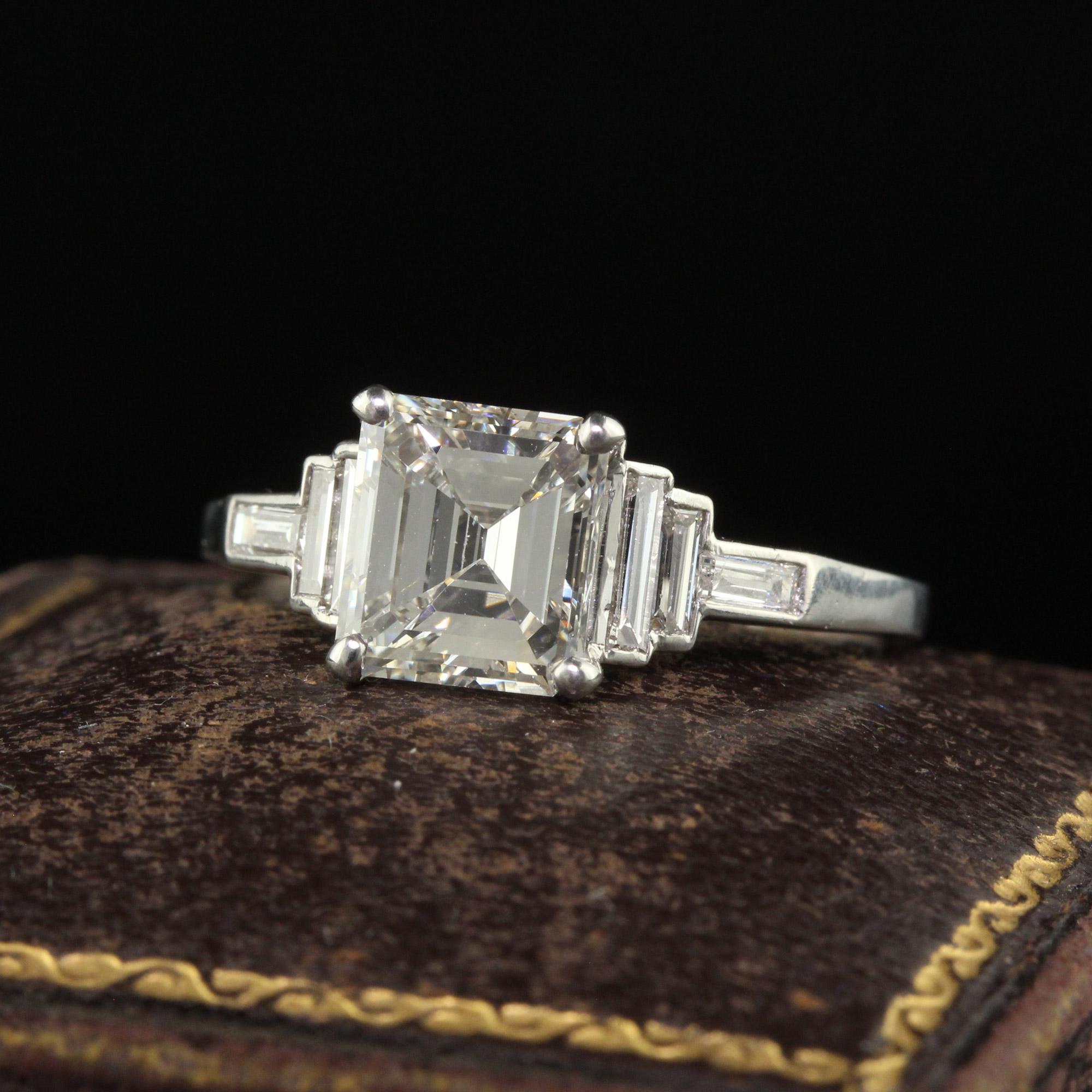 Schöner antiker Art Deco Platin Verlobungsring mit Diamant im Smaragdschliff - GIA. Dieser wunderschöne Verlobungsring ist aus Platin gefertigt. In der Mitte befindet sich ein schöner alter Diamant im Smaragdschliff, der einen GIA-Bericht hat. Er
