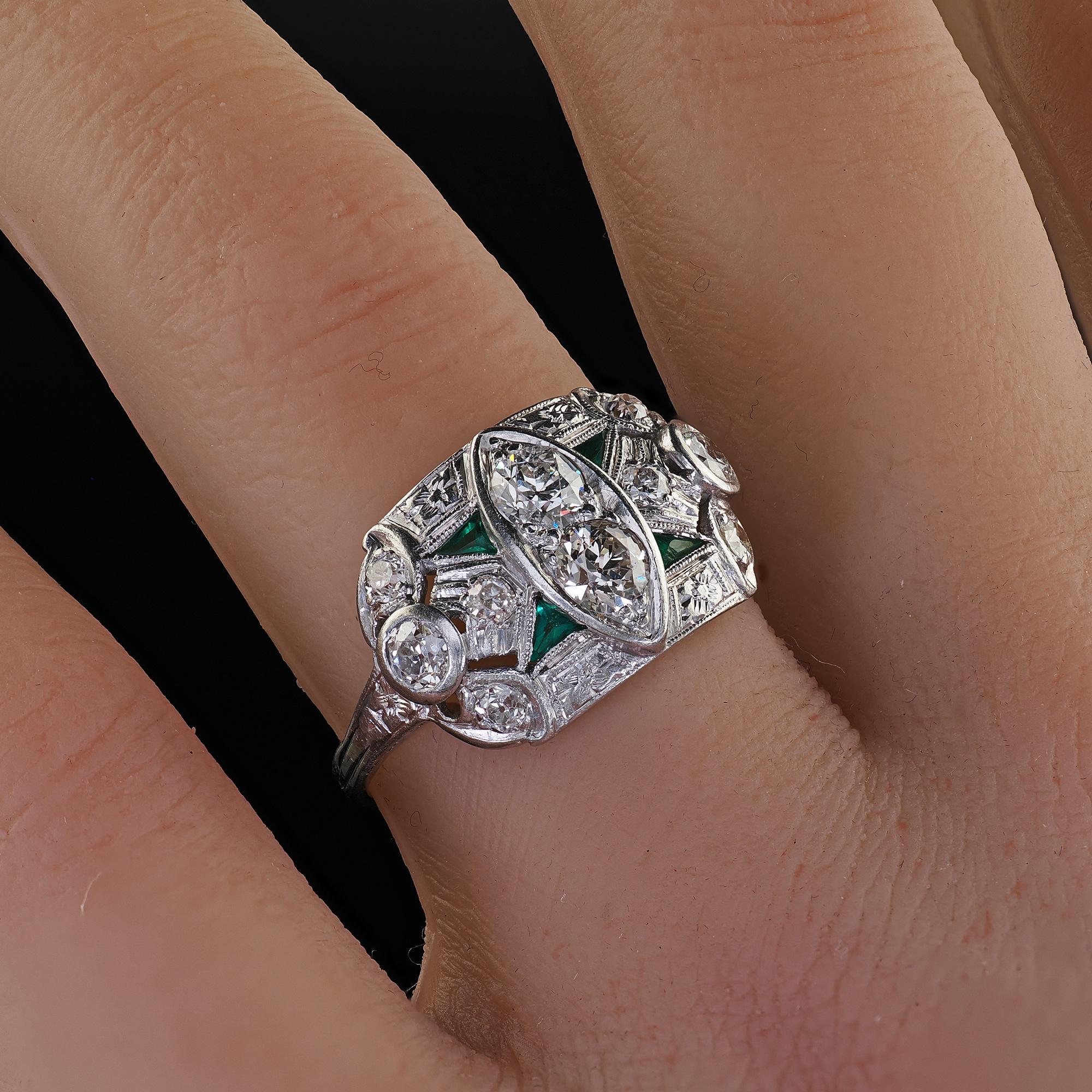 Antiguo Anillo de Cóctel Art Decó de Platino Viejo y Esmeralda Grabada en venta 5