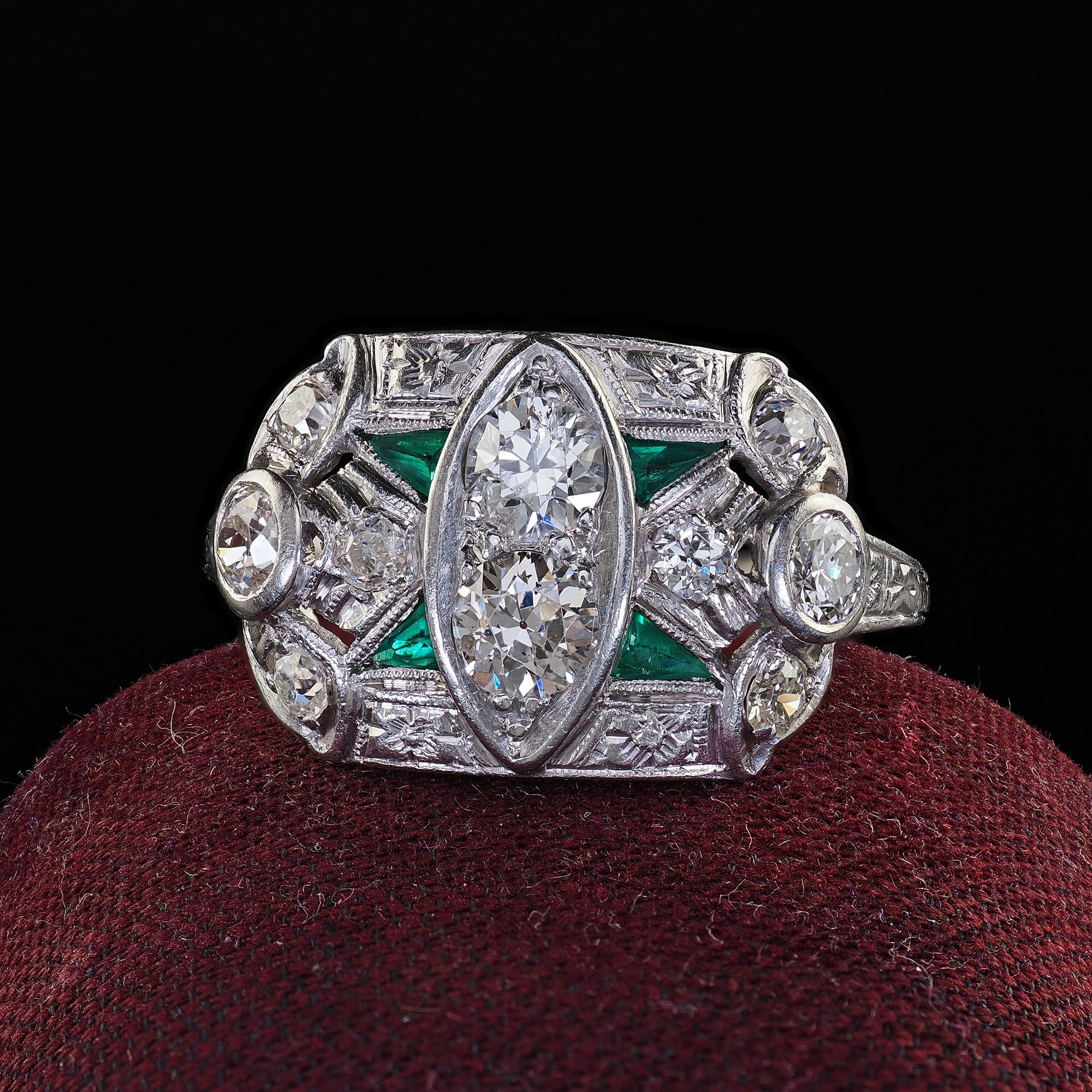 Precioso Anillo de Cóctel Antiguo Art Decó de Platino y Esmeralda Grabada Este precioso anillo de cóctel de diamantes europeos antiguos Art Decó está elaborado en platino. Este precioso anillo presenta diamantes de talla europea antigua engastados
