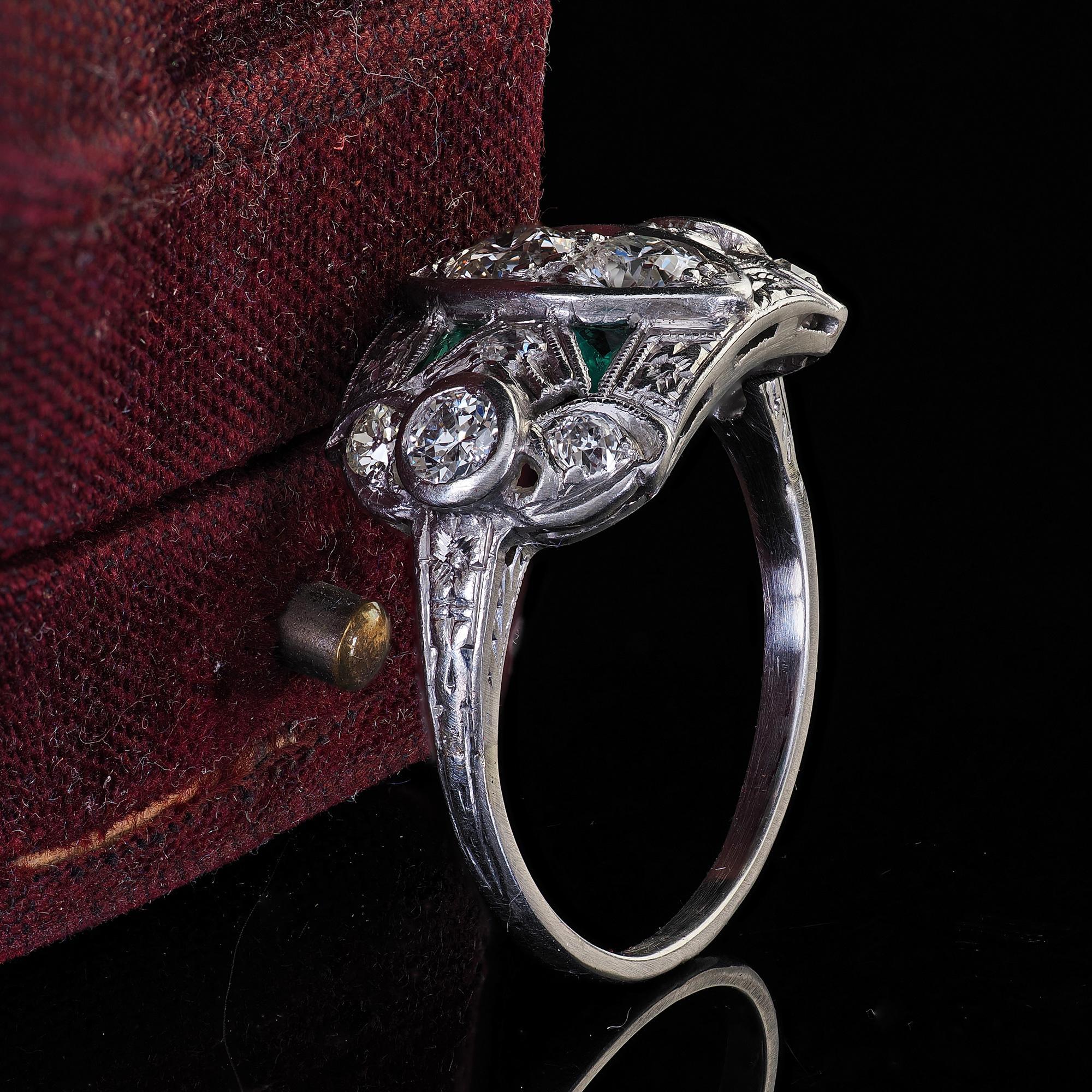 Antiguo Anillo de Cóctel Art Decó de Platino Viejo y Esmeralda Grabada Corte europeo antiguo en venta