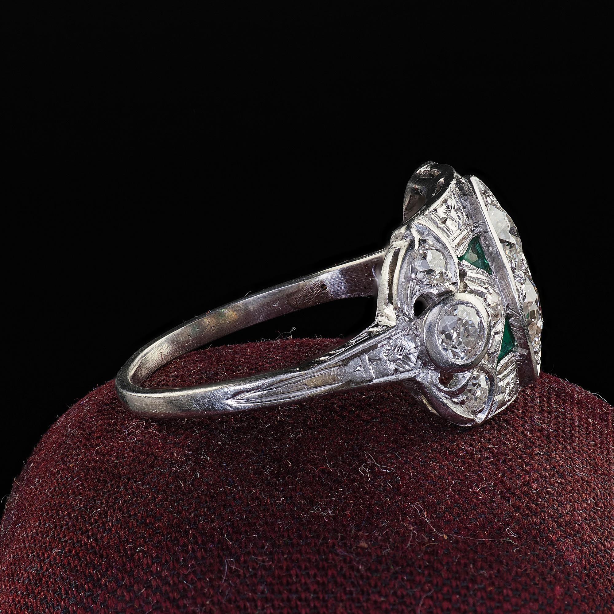 Antiguo Anillo de Cóctel Art Decó de Platino Viejo y Esmeralda Grabada en Bueno estado para la venta en Great Neck, NY