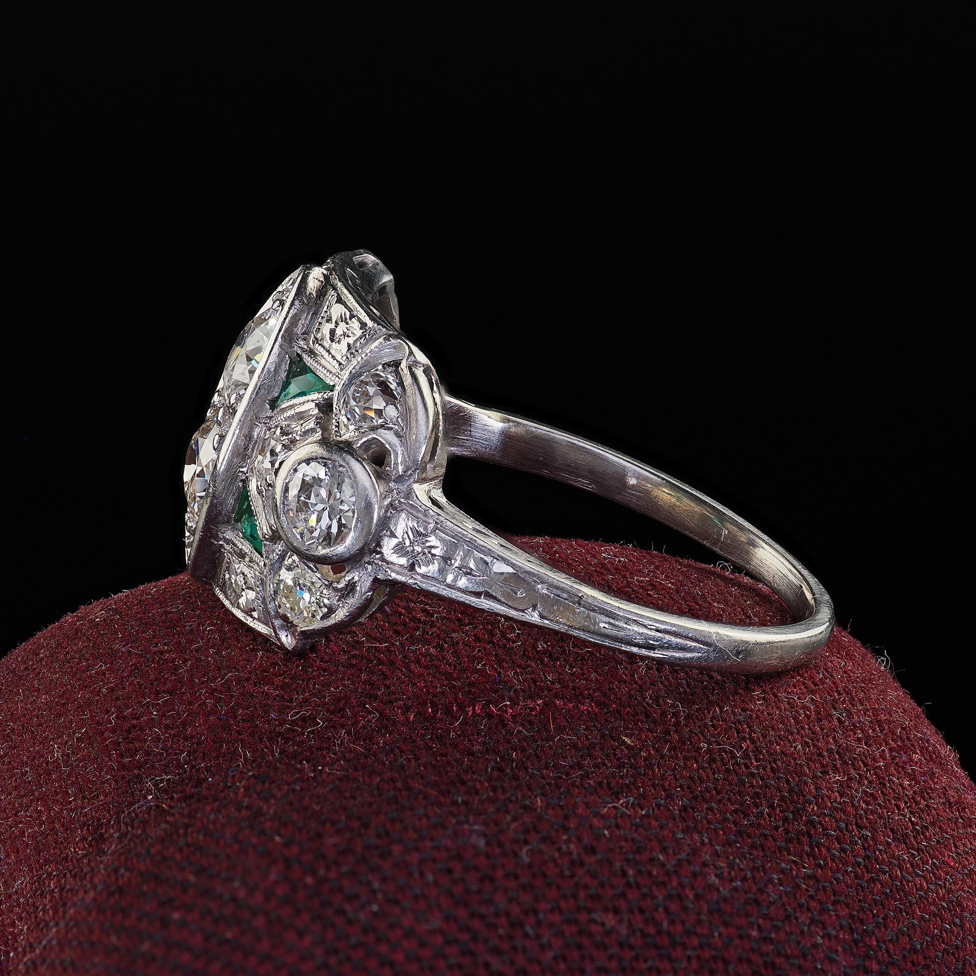 De las mujeres Antiguo Anillo de Cóctel Art Decó de Platino Viejo y Esmeralda Grabada en venta
