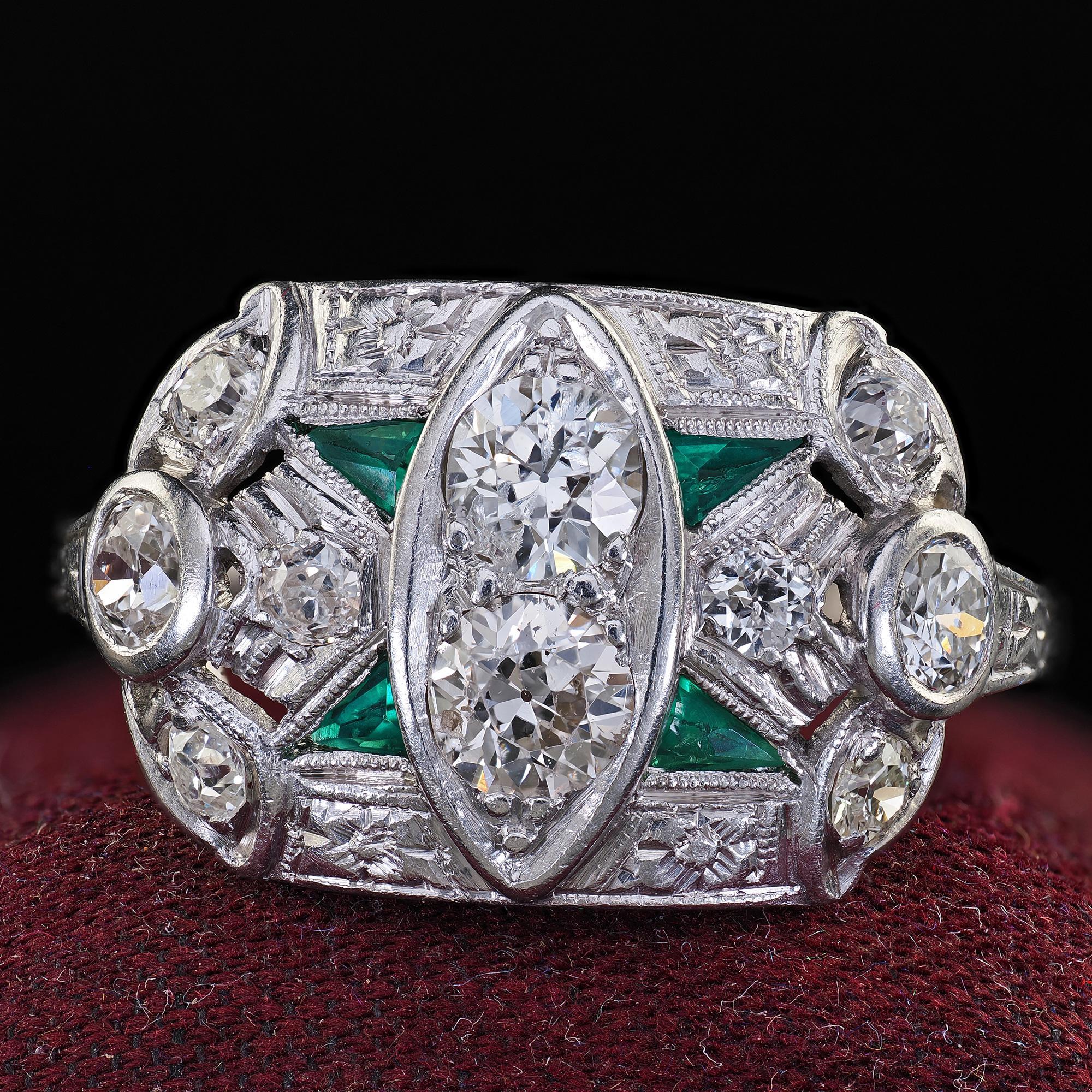 Antiguo Anillo de Cóctel Art Decó de Platino Viejo y Esmeralda Grabada en venta 1
