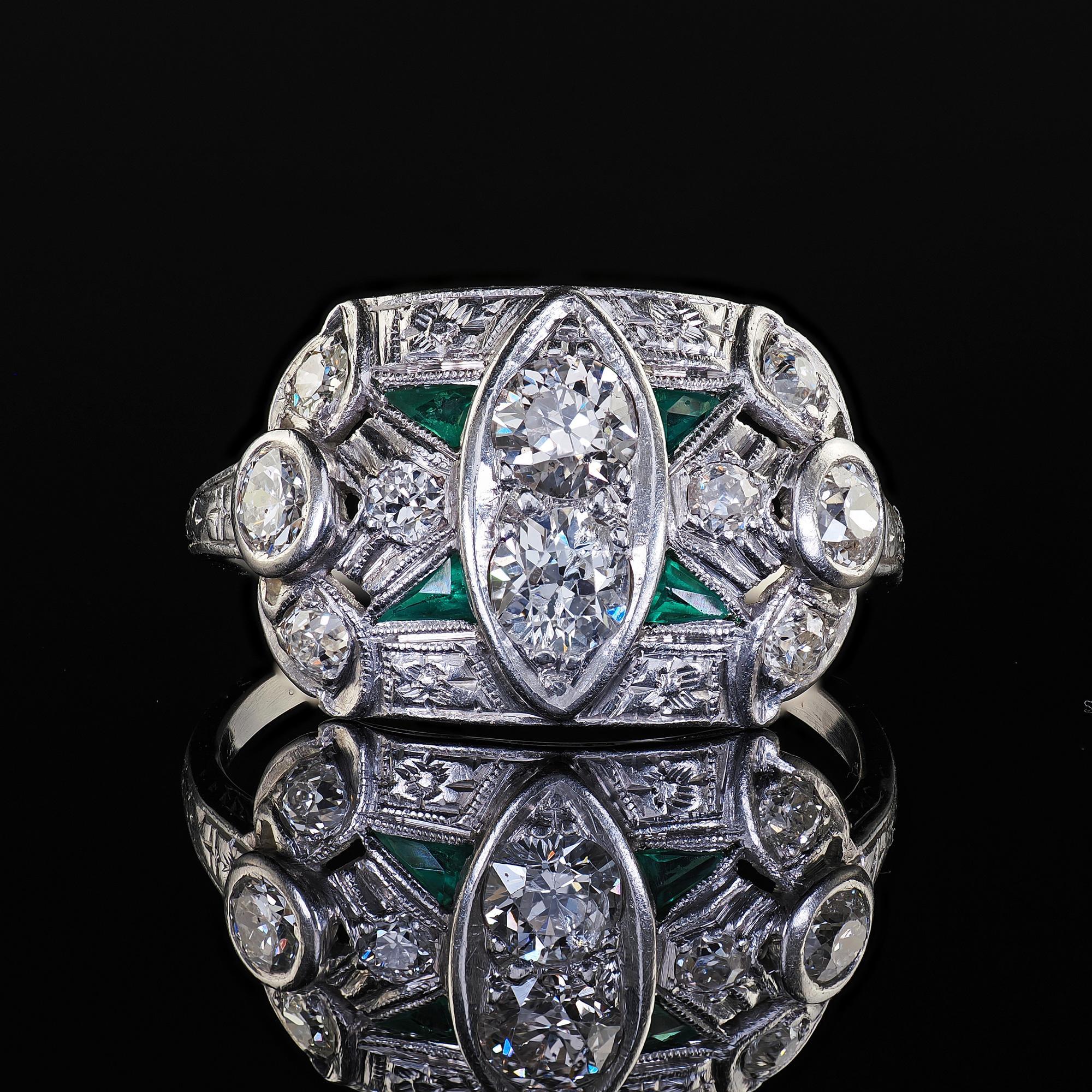 Antiguo Anillo de Cóctel Art Decó de Platino Viejo y Esmeralda Grabada en venta 2