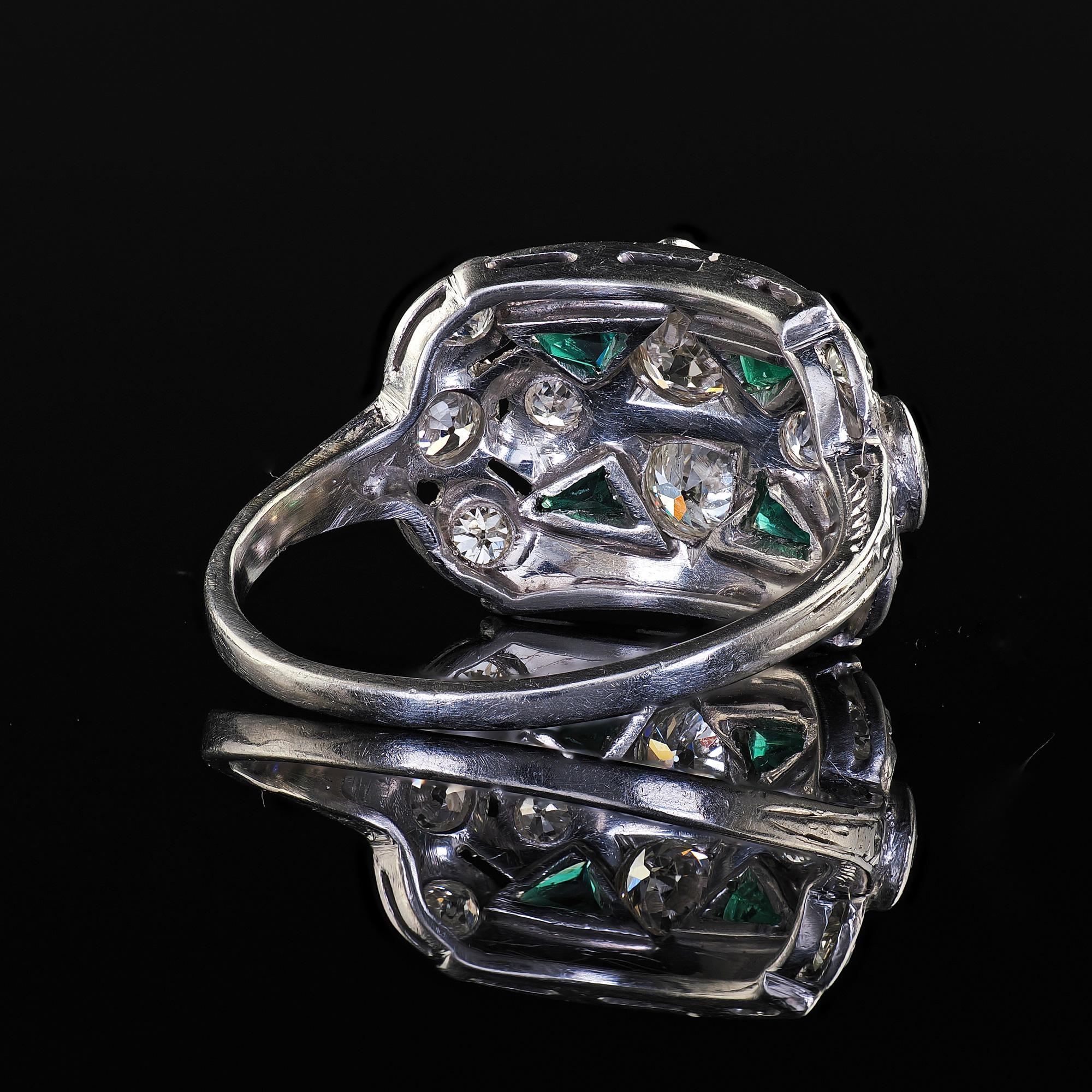 Antiguo Anillo de Cóctel Art Decó de Platino Viejo y Esmeralda Grabada en venta 3
