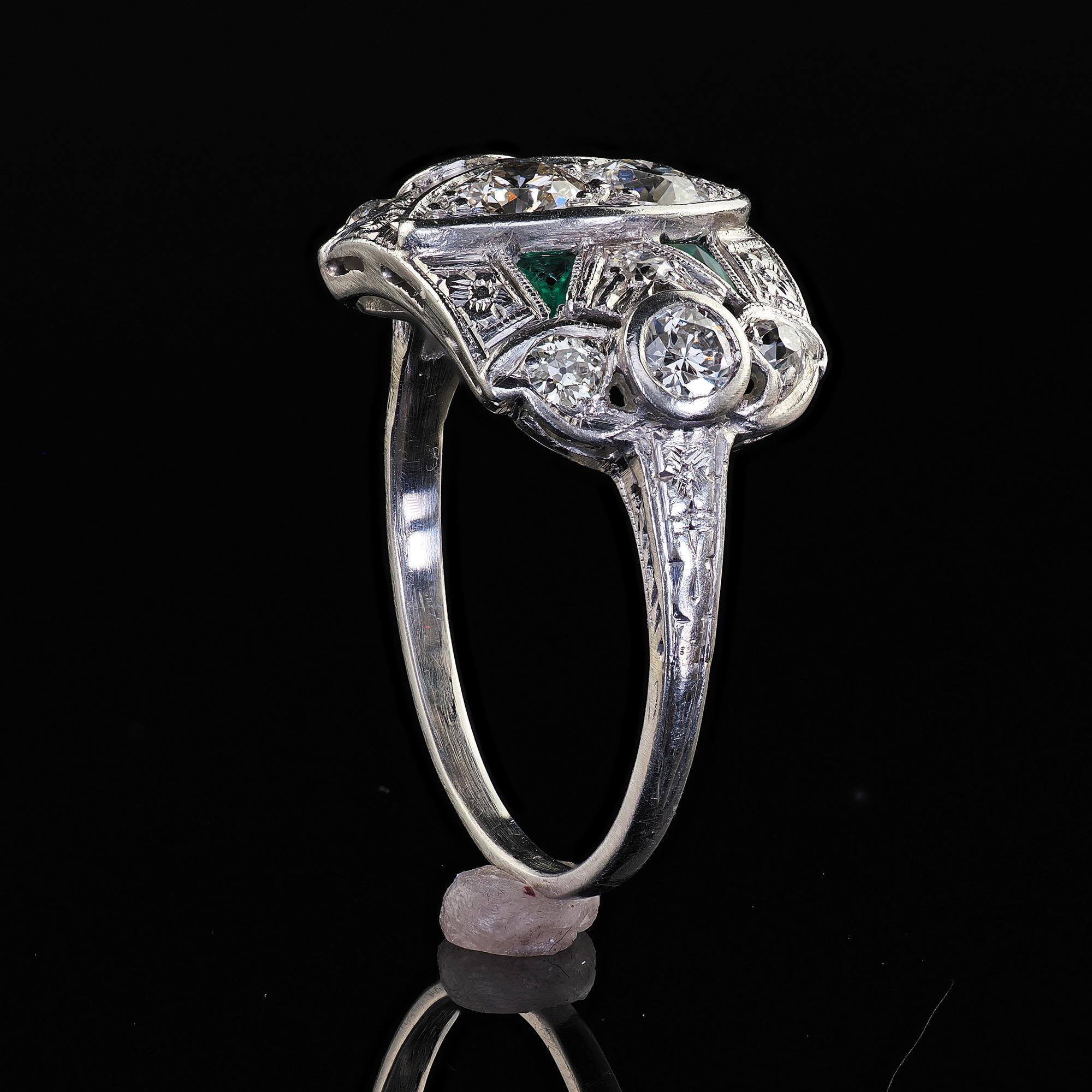 Antiguo Anillo de Cóctel Art Decó de Platino Viejo y Esmeralda Grabada en venta 4
