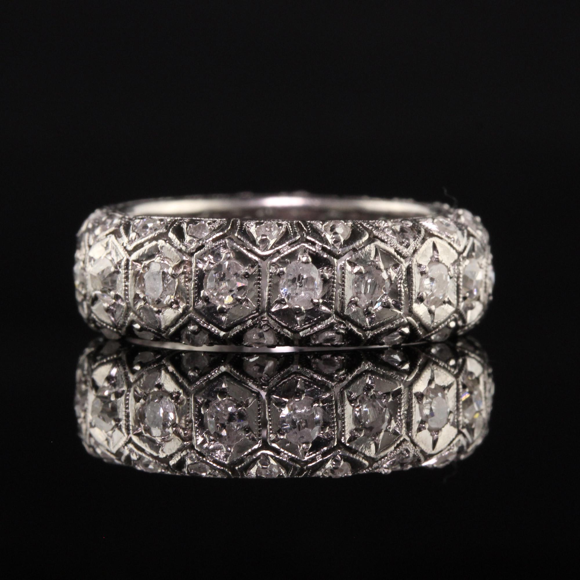Antiker Art-Déco-Eternity-Ring aus Platin mit drei Reihen im Alteuropäischen Euro- und Rosenschliff im Zustand „Gut“ im Angebot in Great Neck, NY
