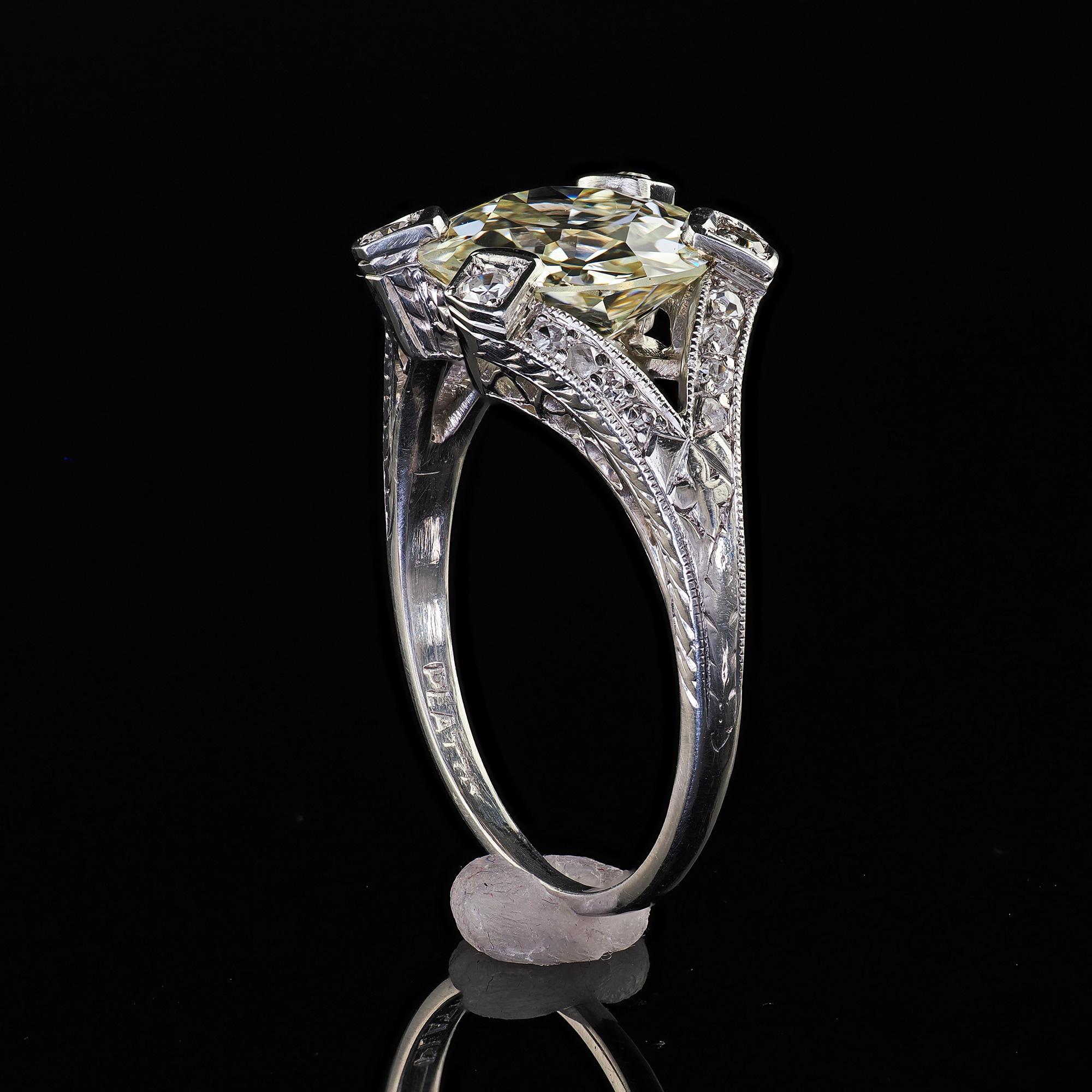 Anello di fidanzamento in platino Art Deco antico con diamanti a filigrana - GIA in vendita 4
