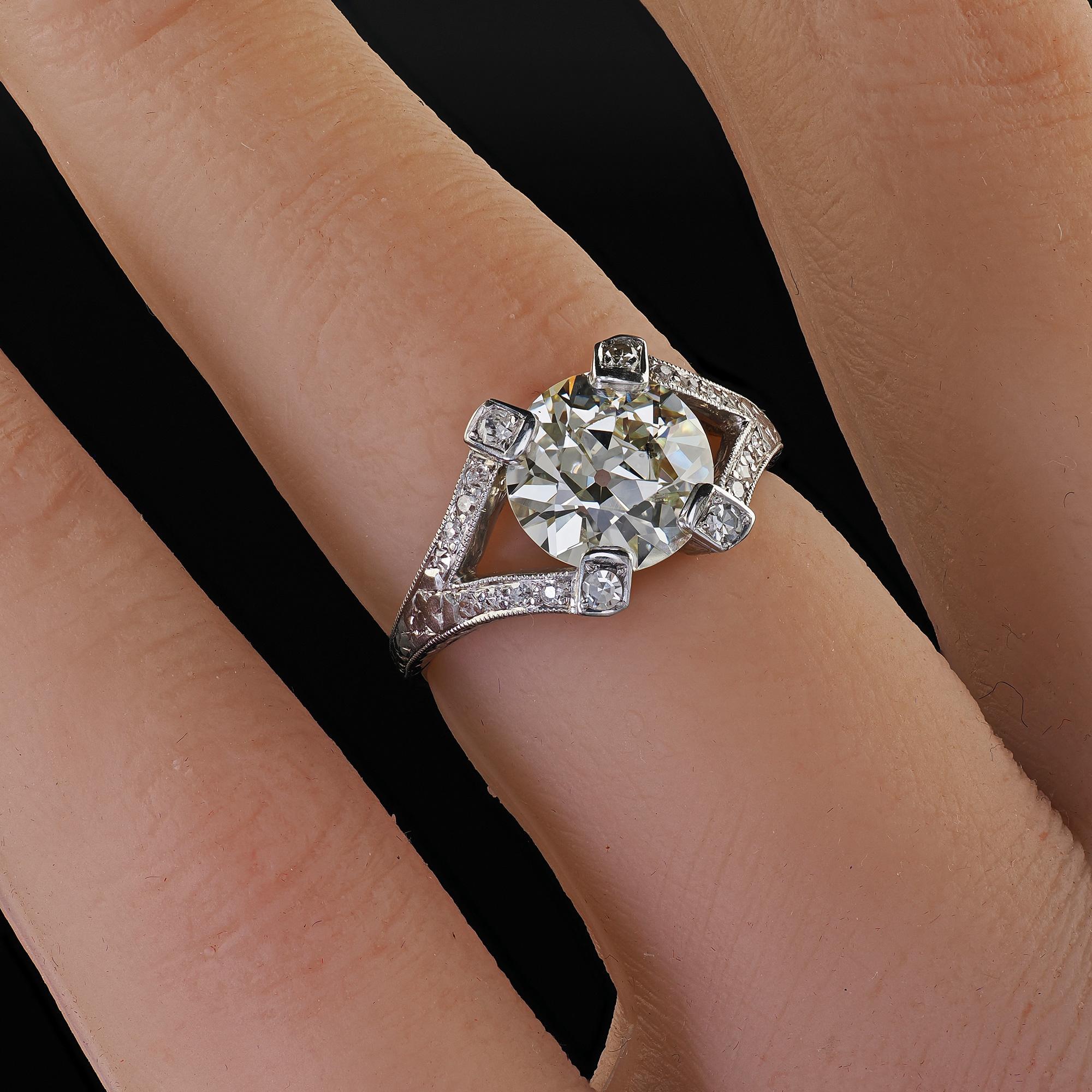 Anello di fidanzamento in platino Art Deco antico con diamanti a filigrana - GIA in vendita 5