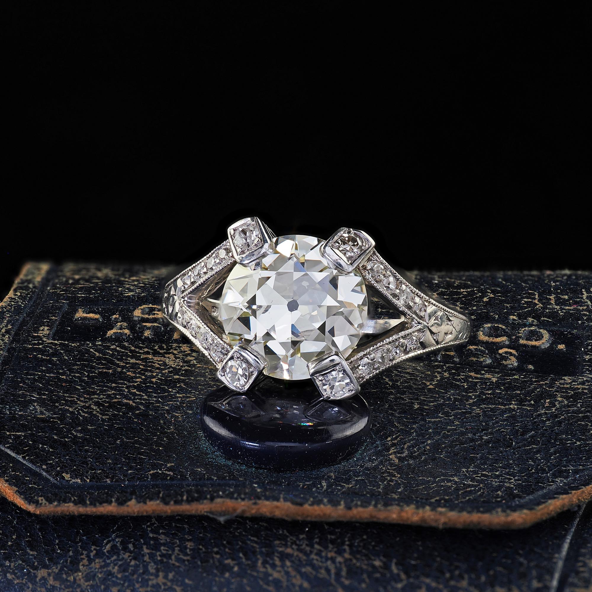 Bellissimo anello di fidanzamento in platino Art Deco antico con diamanti a filigrana - GIA. Questo incredibile anello di fidanzamento Art Deco old Euro è realizzato in platino. Questo splendido anello di fidanzamento presenta un diamante di taglio