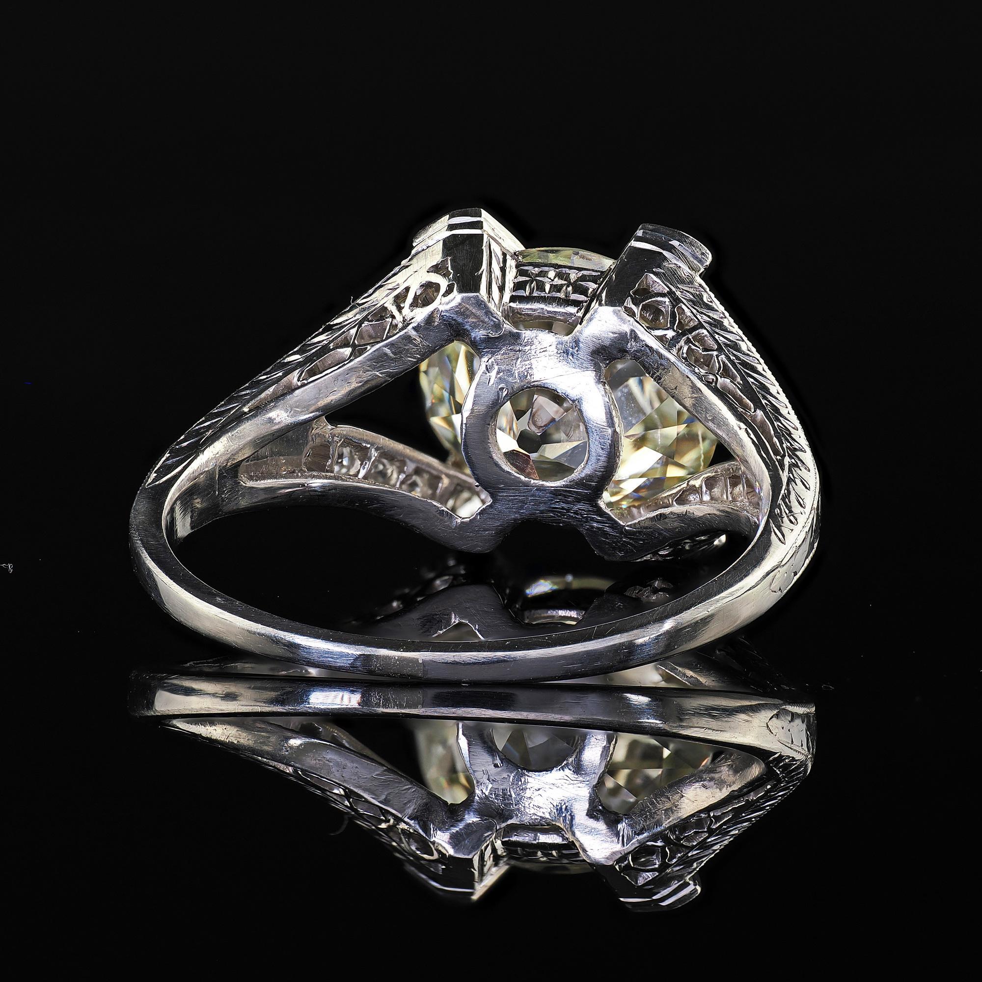 Anello di fidanzamento in platino Art Deco antico con diamanti a filigrana - GIA in vendita 3
