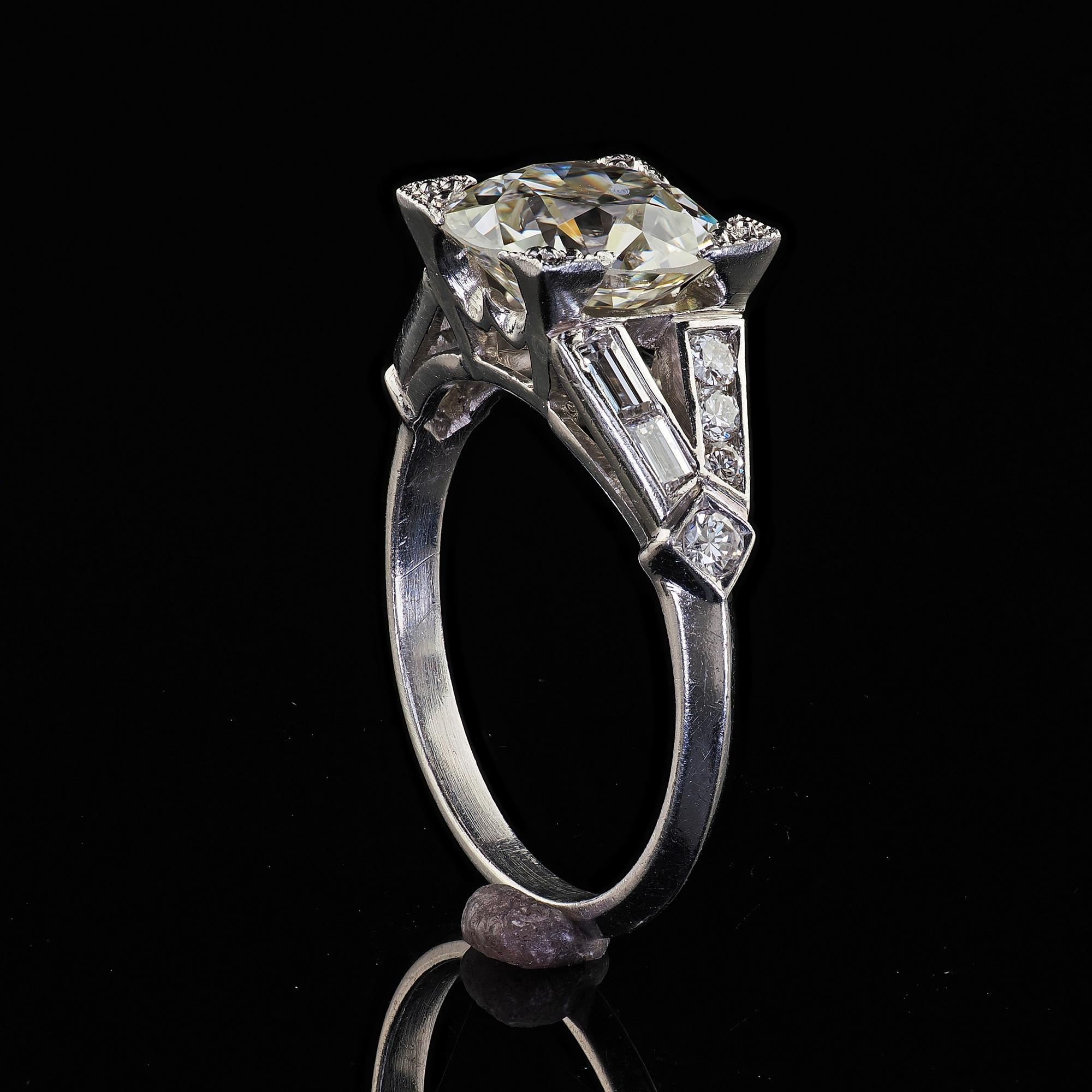Antiker Art-Déco-Verlobungsring aus Platin mit altem Eurodiamant und Baguette-Diamant im Art déco-Stil - GIA im Angebot 5