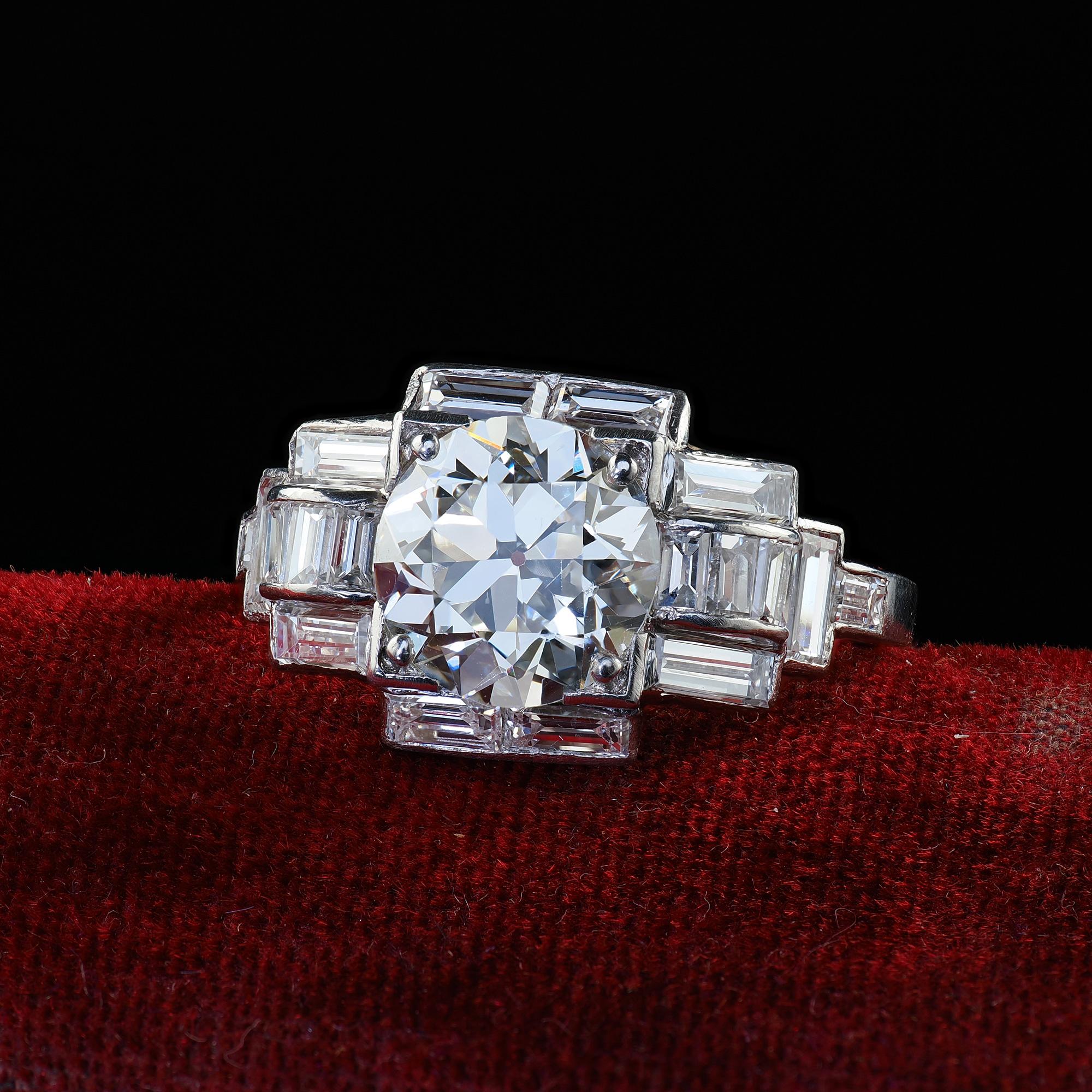 Magnifique bague de fiançailles Arte Antiques Platinum Old Euro Diamond and Baguette - GIA. Cette incroyable bague de fiançailles Art déco Old Euro est réalisée en platine. Cette magnifique bague est ornée d'un magnifique diamant européen ancien au