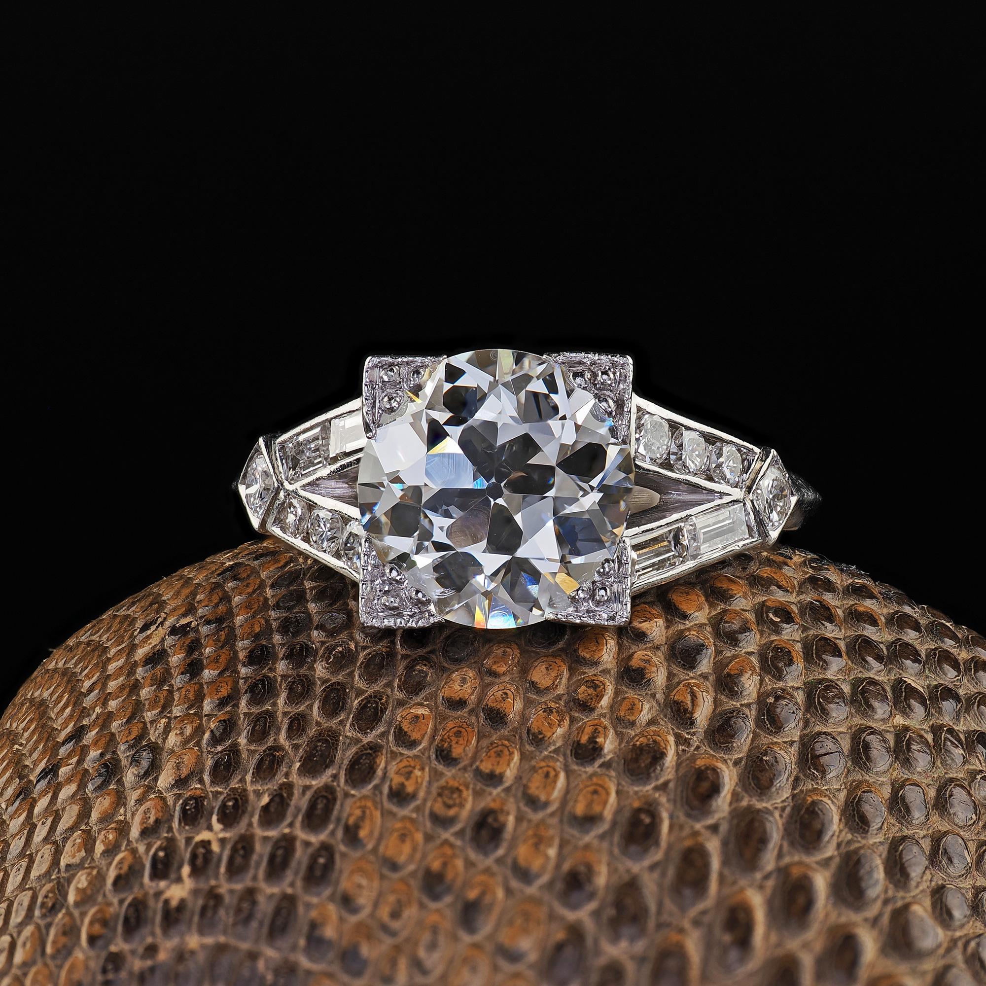 Schöner antiker Art Deco Platin Old Euro Diamant und Baguette Verlobungsring - GIA. Dieser schöne Verlobungsring mit einem alten europäischen Diamanten im Art-Deco-Stil ist aus Platin gefertigt. Dieser wunderschöne Ring hat einen hellen Diamanten im