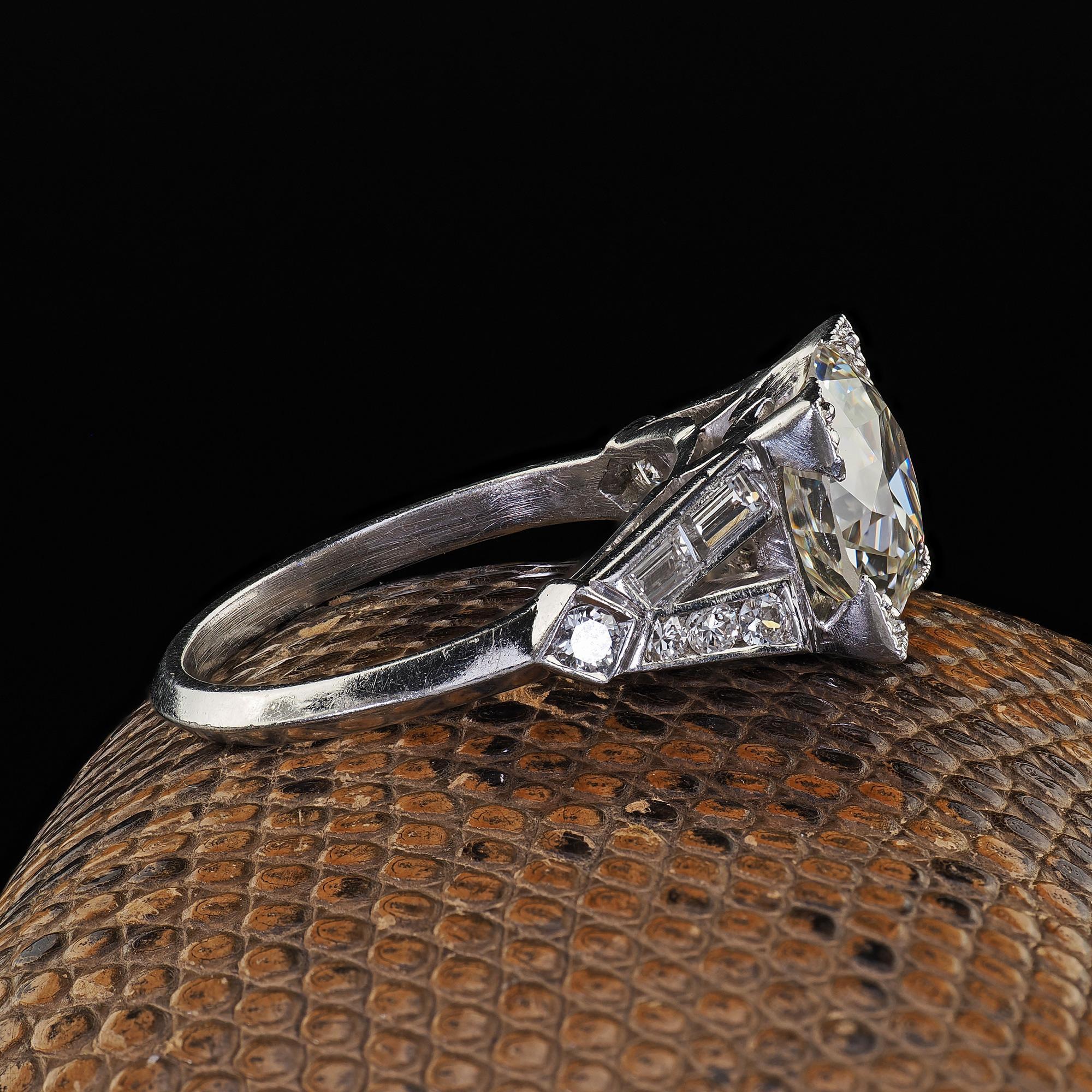 Antiker Art-Déco-Verlobungsring aus Platin mit altem Eurodiamant und Baguette-Diamant im Art déco-Stil - GIA im Zustand „Gut“ im Angebot in Great Neck, NY