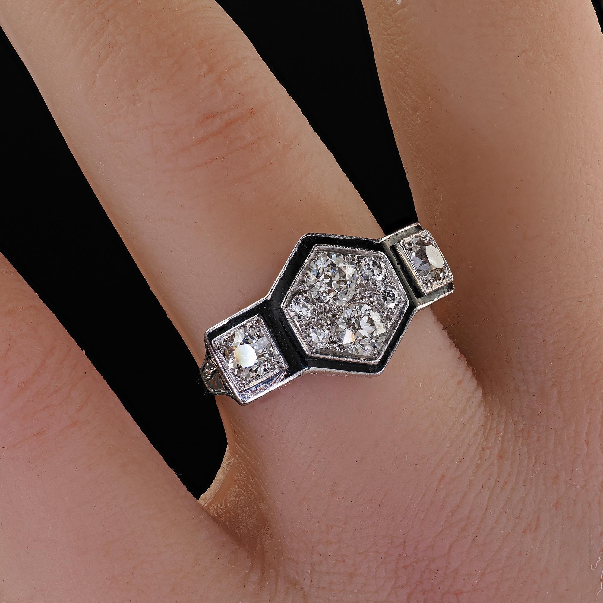 Antique Art Deco Platinum Old Euro Diamond Enamel Three Stone Cluster Ring (bague à trois pierres) 4