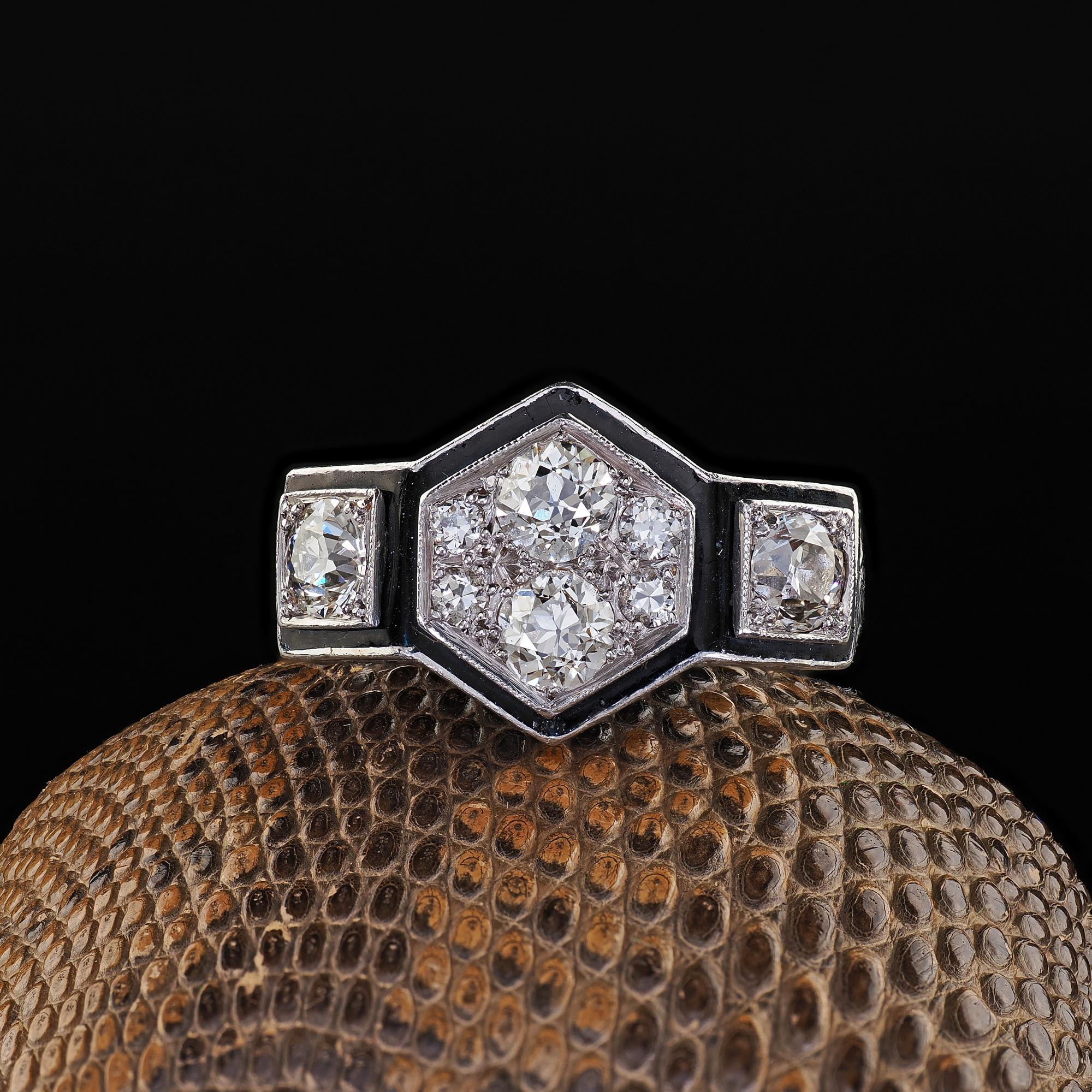 Magnifique bague à trois pierres en platine, diamant et émail, de style Art Déco. Cette incroyable bague art déco antique à trois pierres en forme de grappe de diamants est réalisée en platine. Cette magnifique bague présente des diamants de taille