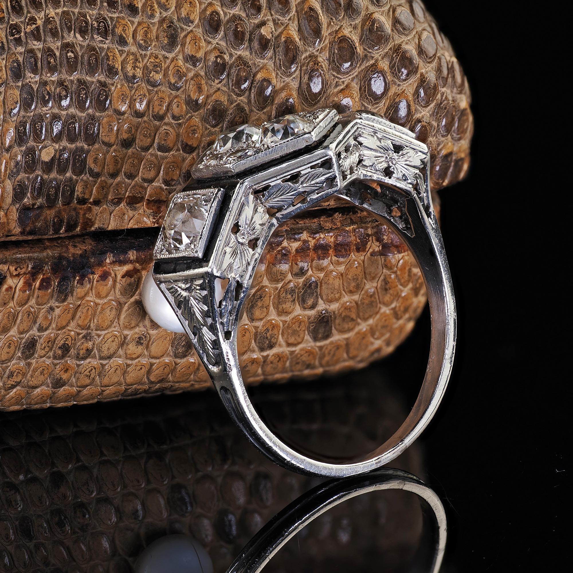 Art déco Antique Art Deco Platinum Old Euro Diamond Enamel Three Stone Cluster Ring (bague à trois pierres)
