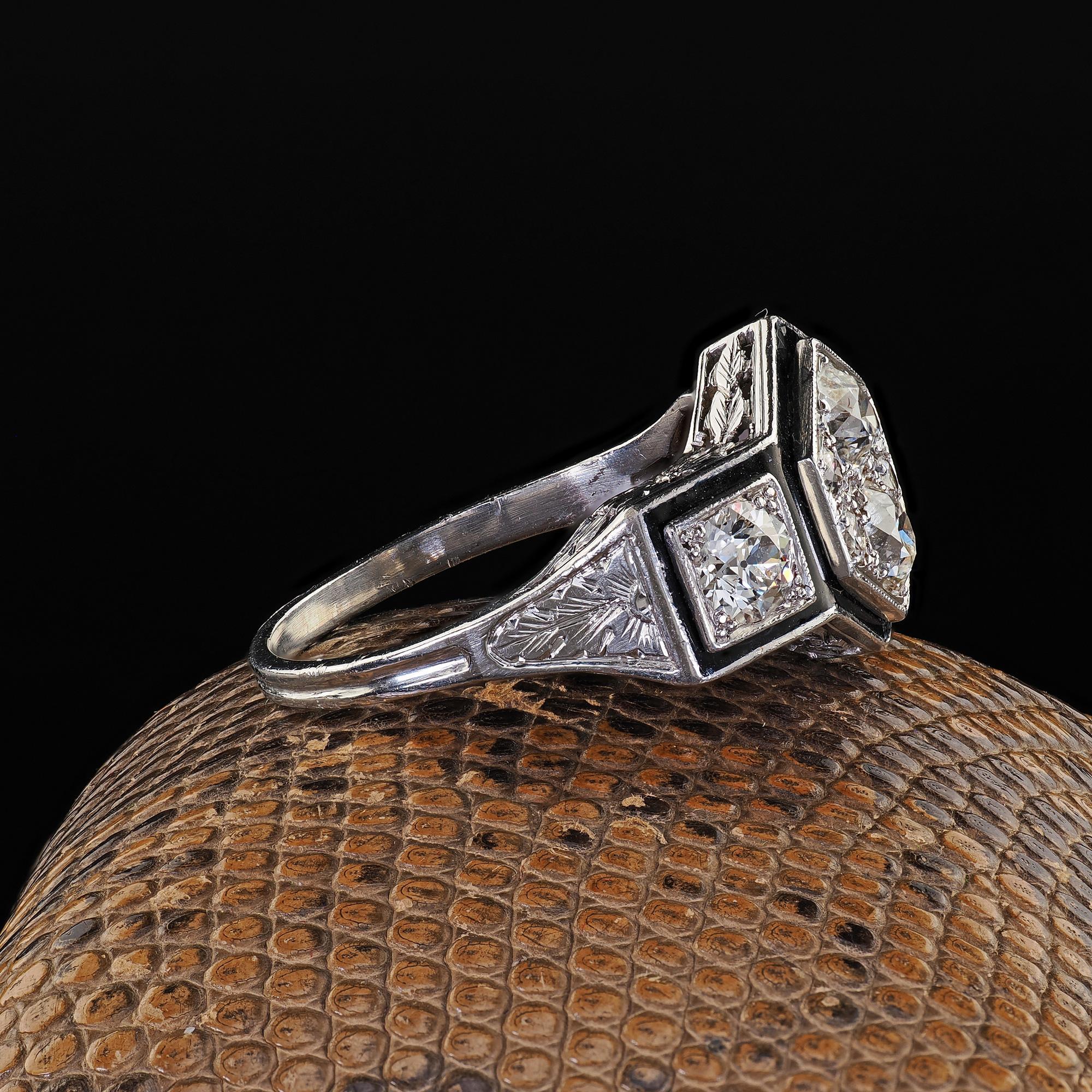 Taille vieille Europe Antique Art Deco Platinum Old Euro Diamond Enamel Three Stone Cluster Ring (bague à trois pierres)
