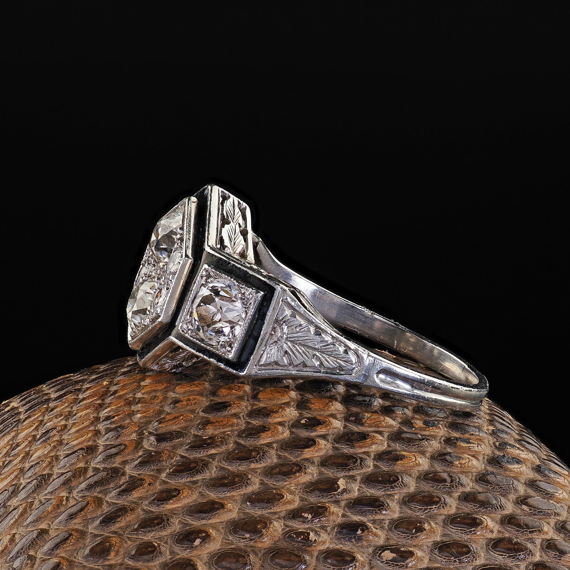 Antique Art Deco Platinum Old Euro Diamond Enamel Three Stone Cluster Ring (bague à trois pierres) Bon état à Great Neck, NY