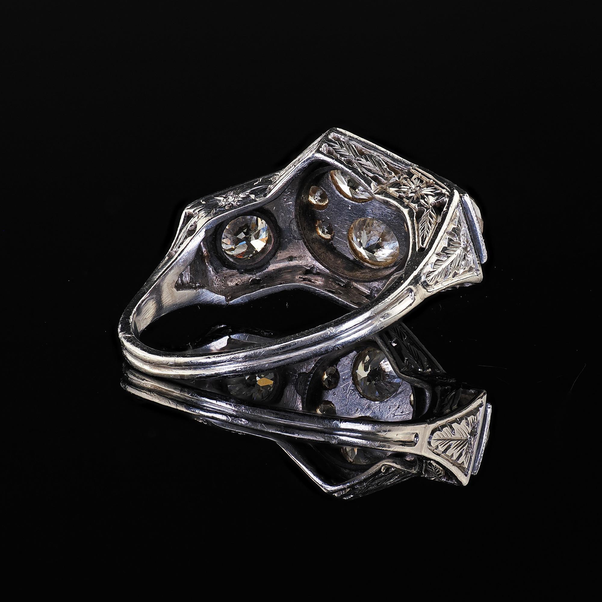 Antique Art Deco Platinum Old Euro Diamond Enamel Three Stone Cluster Ring (bague à trois pierres) 2