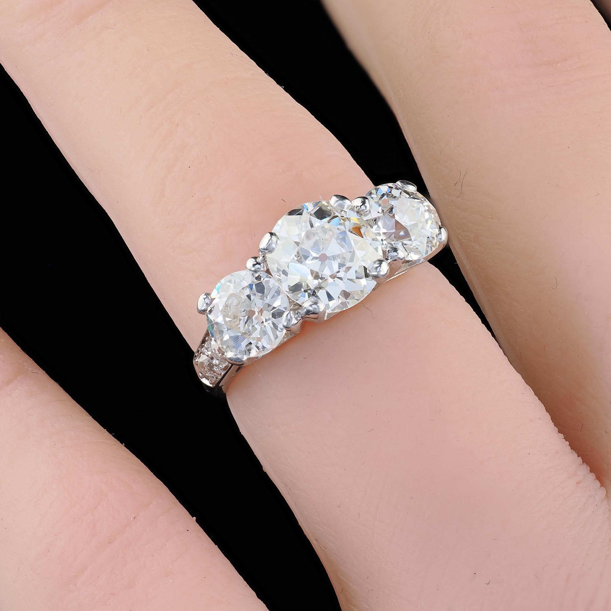 Antiguo Anillo de Compromiso Art Decó Platino Antiguo Euro Diamante Tres Piedras - GIA en venta 5