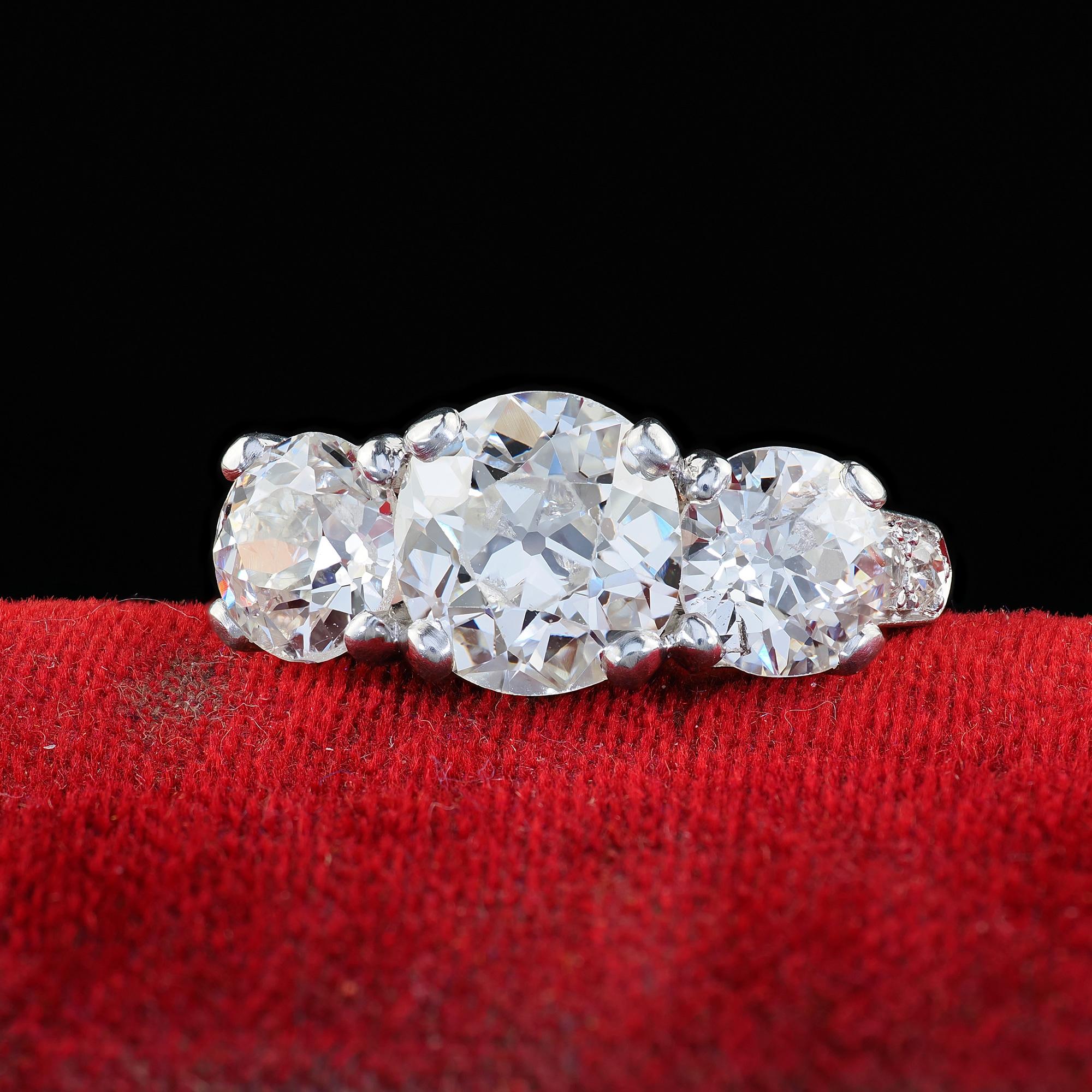 Hermoso Anillo de Compromiso Antiguo Art Decó de Platino Antiguo Euro Diamante de Tres Piedras - GIA. Este magnífico anillo de compromiso de tres piedras con diamantes de la antigua Europa Art Decó está elaborado en platino. Este precioso anillo