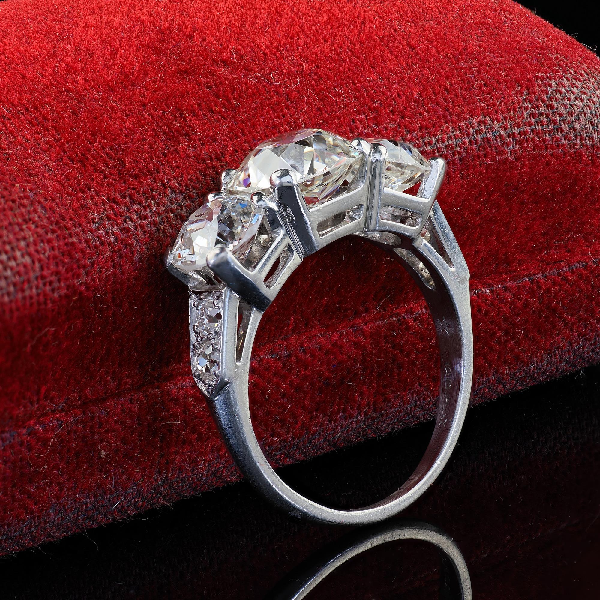 Antiguo Anillo de Compromiso Art Decó Platino Antiguo Euro Diamante Tres Piedras - GIA Corte europeo antiguo en venta