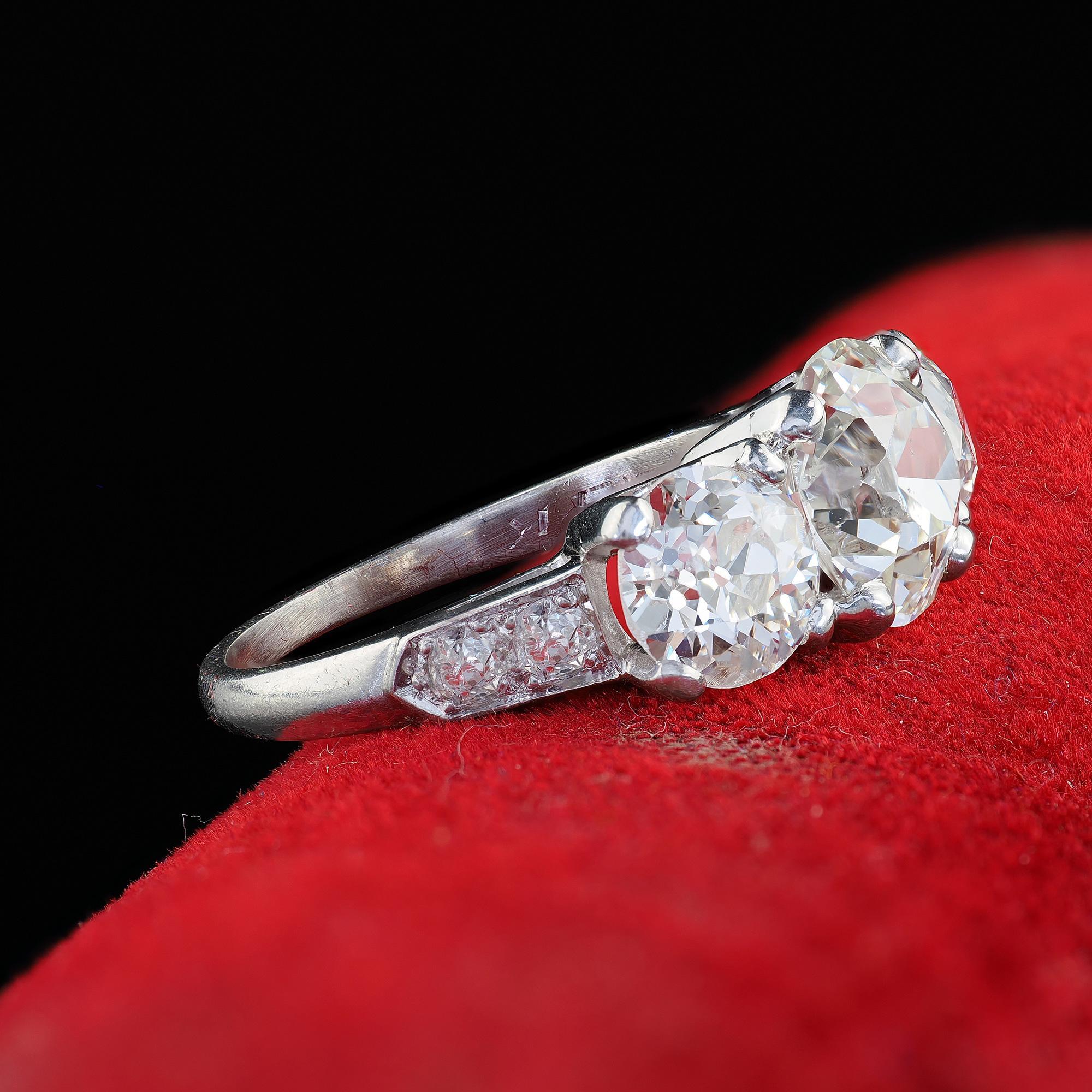 Antiguo Anillo de Compromiso Art Decó Platino Antiguo Euro Diamante Tres Piedras - GIA en Bueno estado para la venta en Great Neck, NY