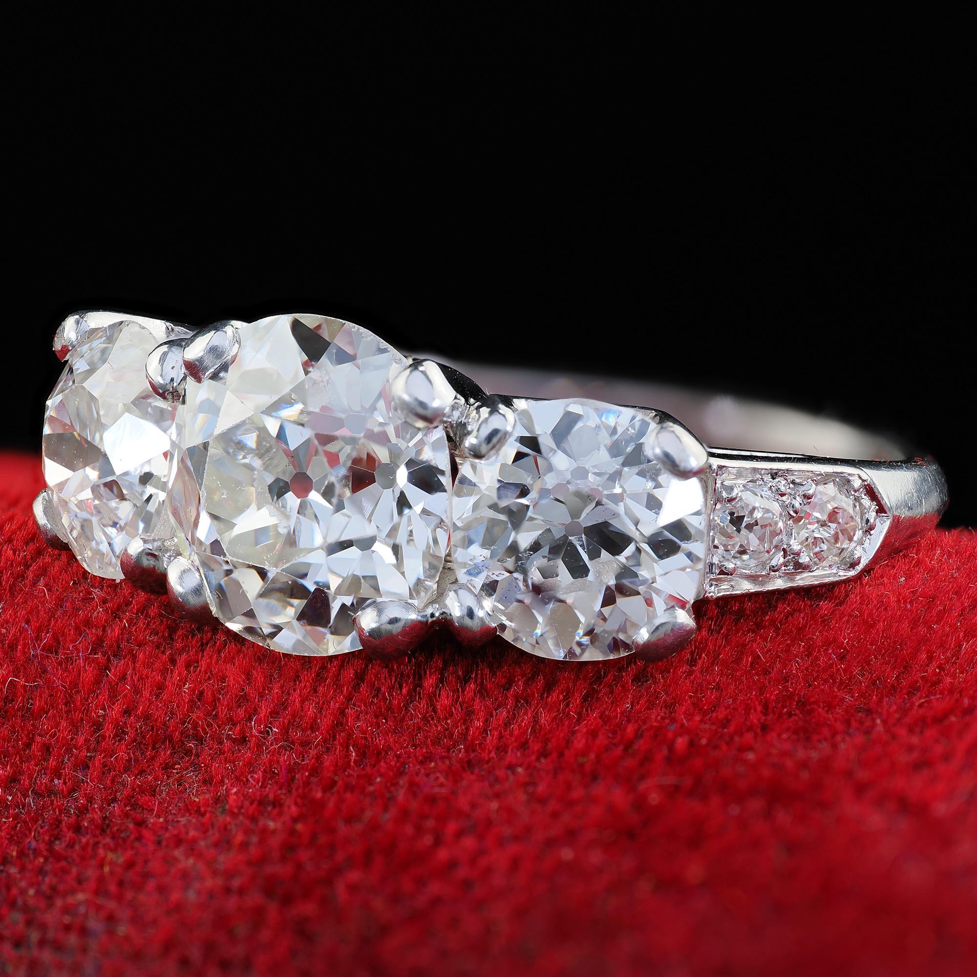 Antiguo Anillo de Compromiso Art Decó Platino Antiguo Euro Diamante Tres Piedras - GIA en venta 1