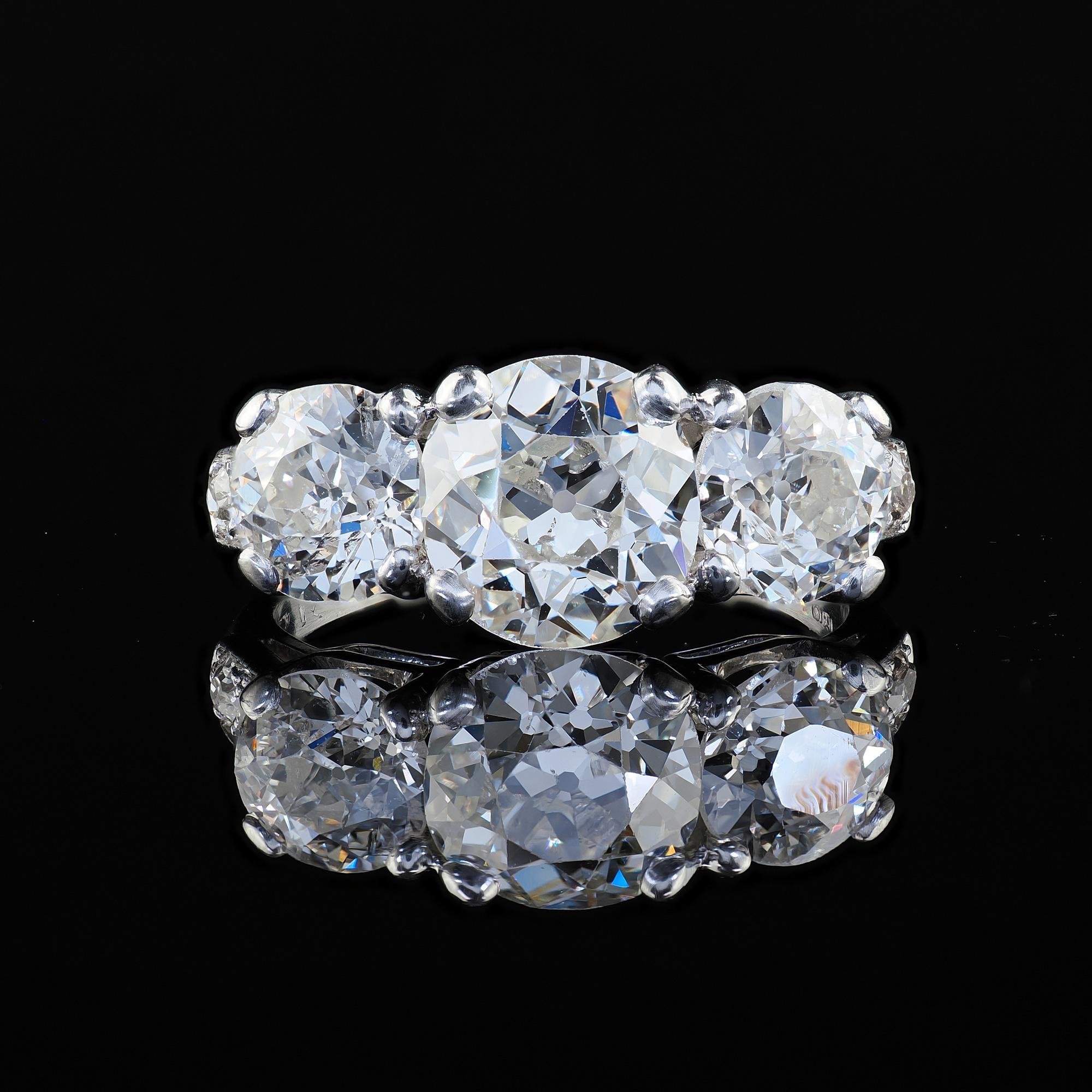 Antiguo Anillo de Compromiso Art Decó Platino Antiguo Euro Diamante Tres Piedras - GIA en venta 2