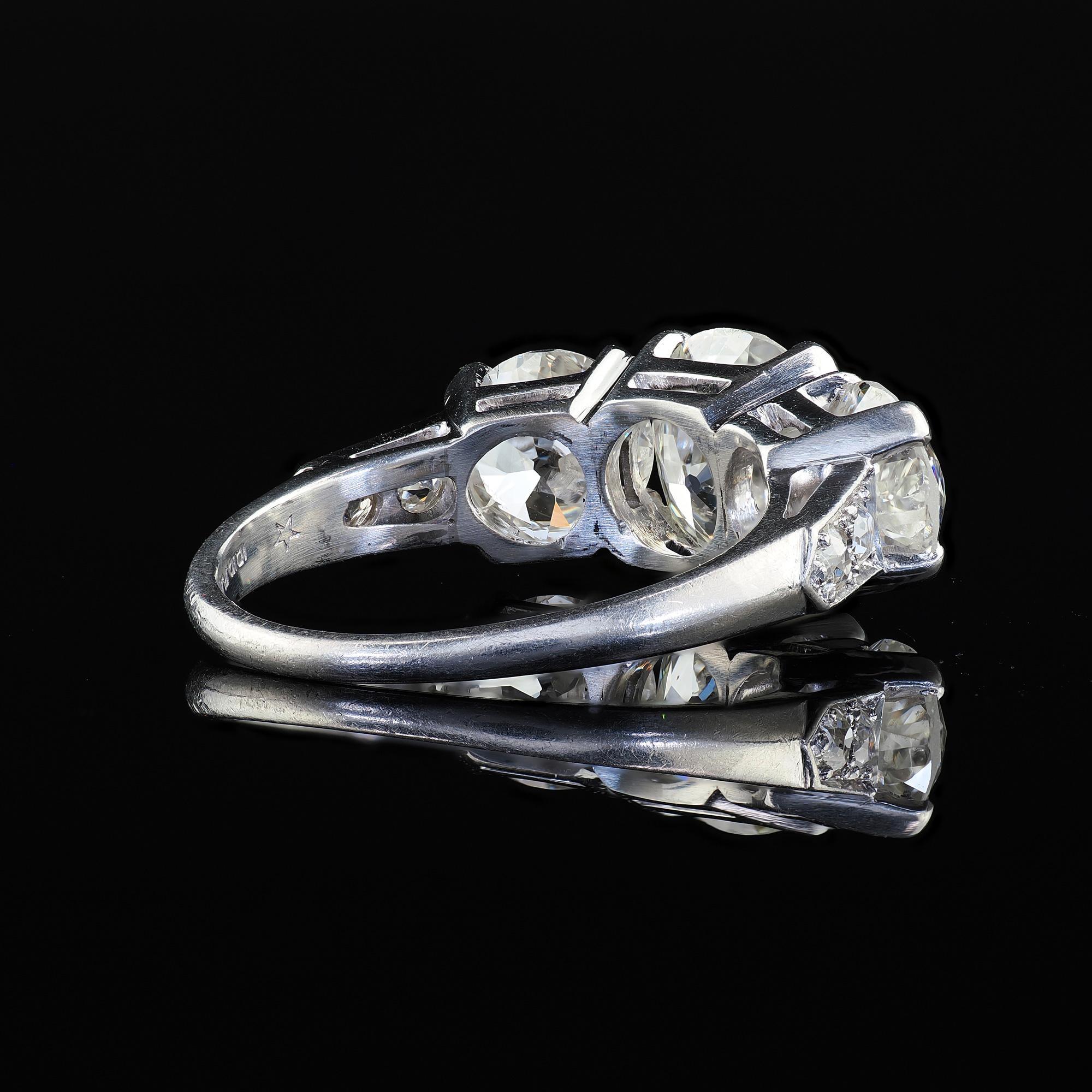 Antiguo Anillo de Compromiso Art Decó Platino Antiguo Euro Diamante Tres Piedras - GIA en venta 3