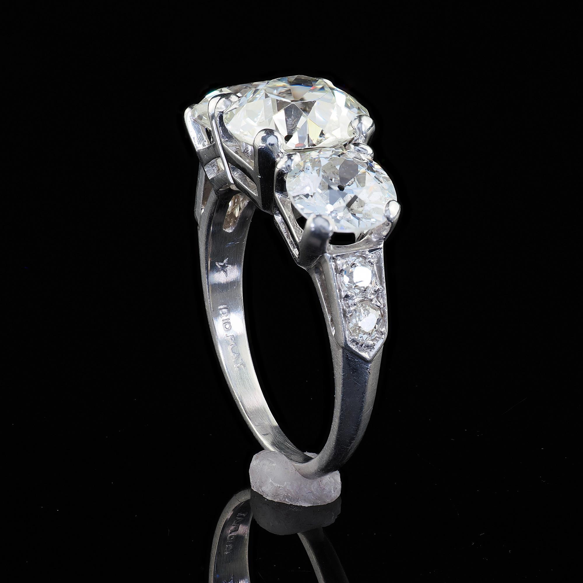 Antiguo Anillo de Compromiso Art Decó Platino Antiguo Euro Diamante Tres Piedras - GIA en venta 4