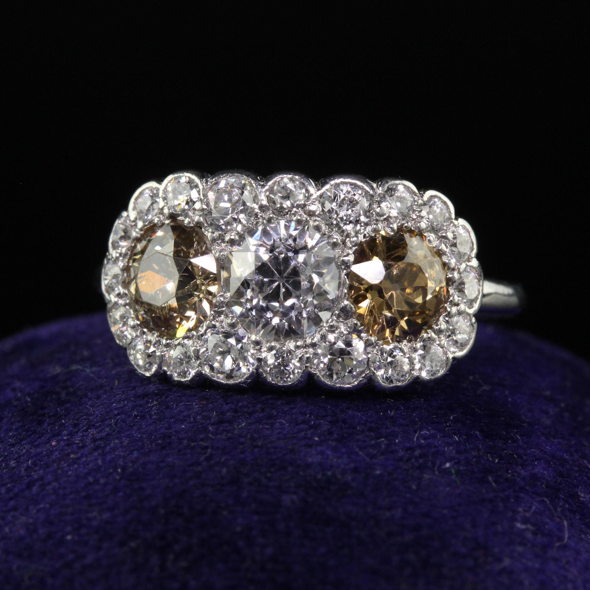 Schöne antike Art Deco Platin alten Euro Faint Pink Diamond Three Stone Ring - GIA. Dieser herrliche Art-Deco-Ring mit drei Steinen ist aus Platin gefertigt. Der obere Teil des Rings ist mit drei natürlichen Diamanten im alten europäischen Schliff