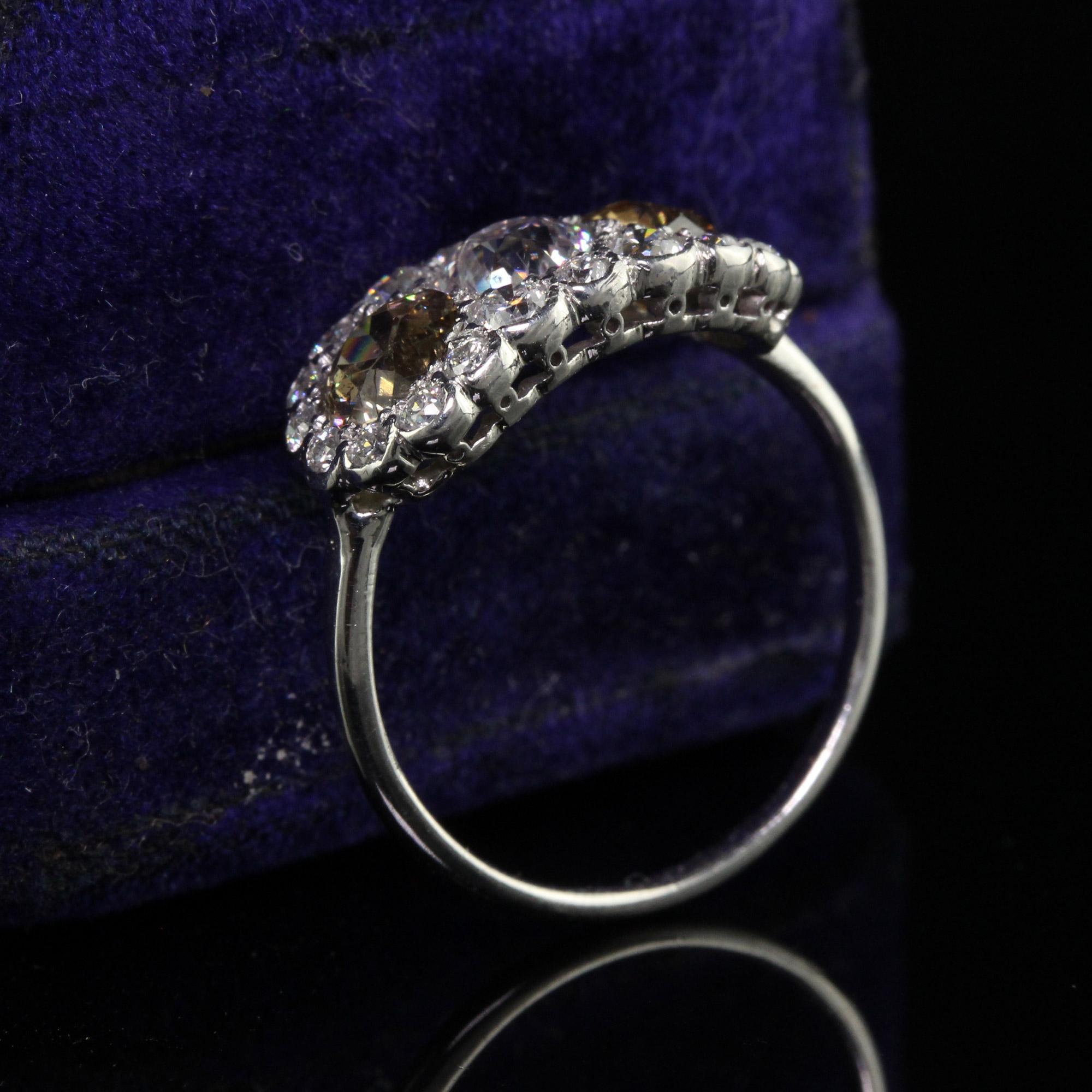 Antiker Art Deco Platin Alter Euro Faint Pink Diamond Drei Stein Ring - GIA (Art déco)