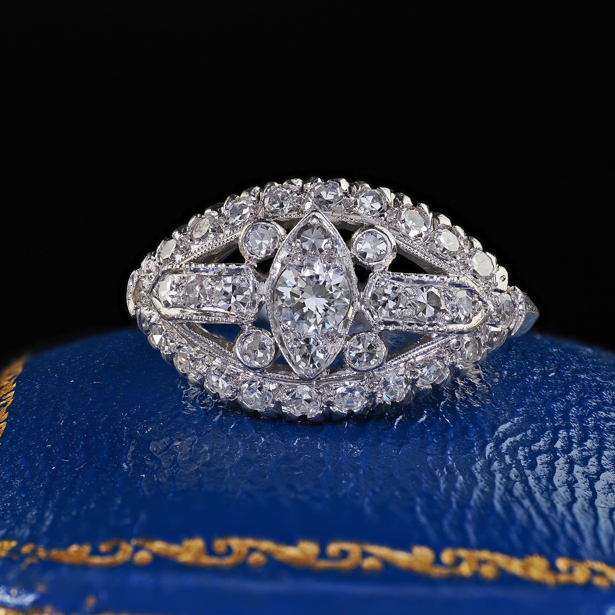 Magnifique bague antique Art Deco en platine à l'ancienne avec un diamant à taille unique en filigrane. Cette magnifique bague en diamant de taille ancienne, de style Arte Antiques, est réalisée en platine. La bague comporte des diamants de taille