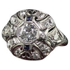 Antiguo Anillo de Cóctel Art Decó de Platino con Zafiro y Diamantes de Corte Viejo Europeo