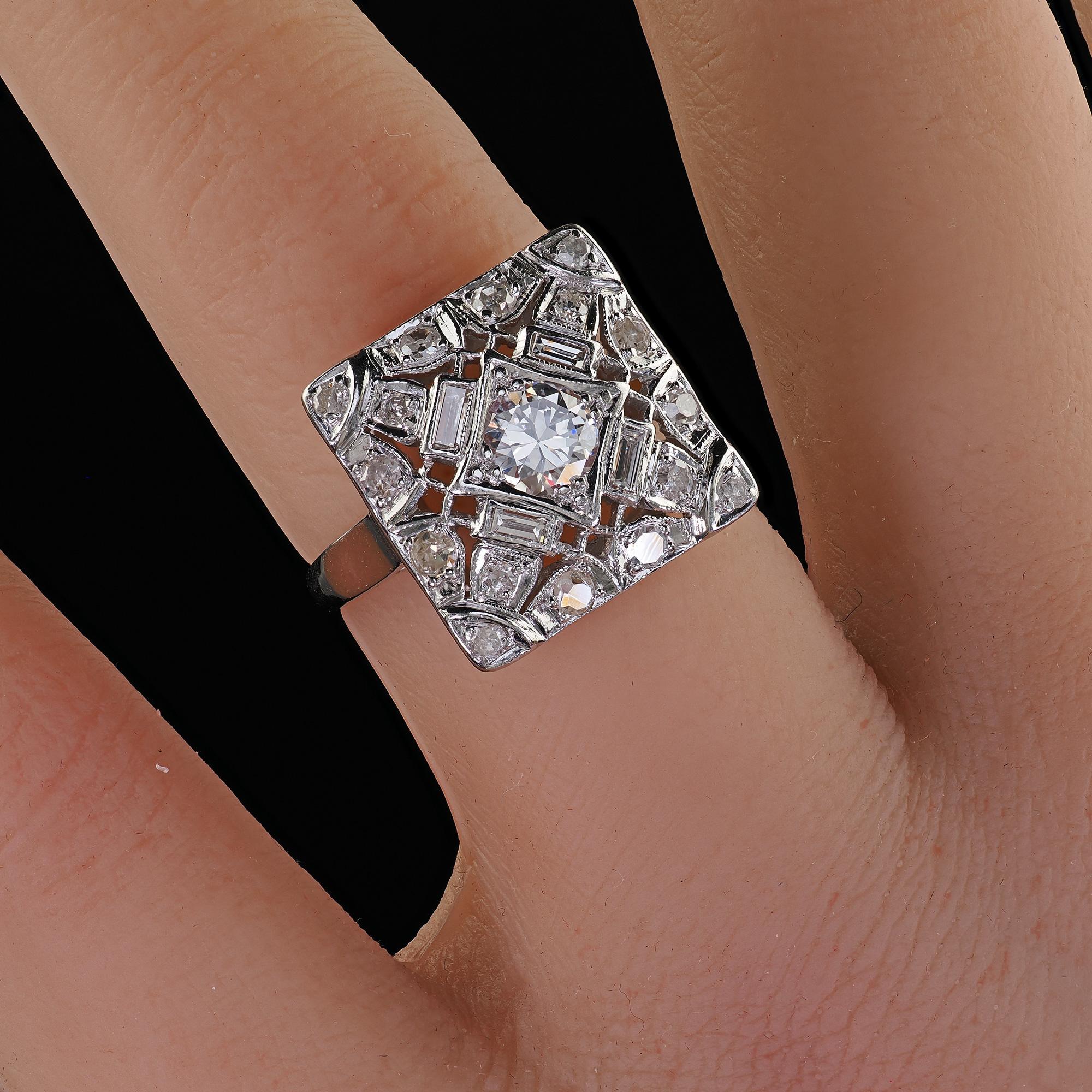 Bague cocktail Art déco ancienne en platine avec diamants baguettes de taille européenne ancienne en vente 5