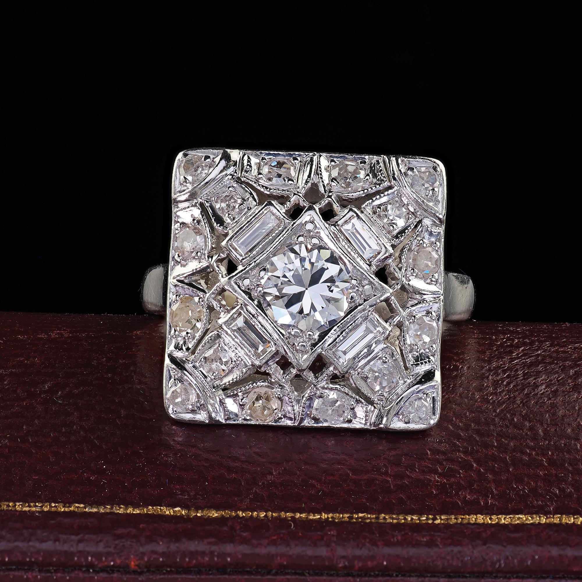 Magnifique bague de cocktail en platine ancien Art Deco avec diamant baguette de taille européenne. Cette magnifique bague de cocktail Art déco en diamant de taille européenne et baguette est réalisée en platine. La bague est ornée d'un magnifique