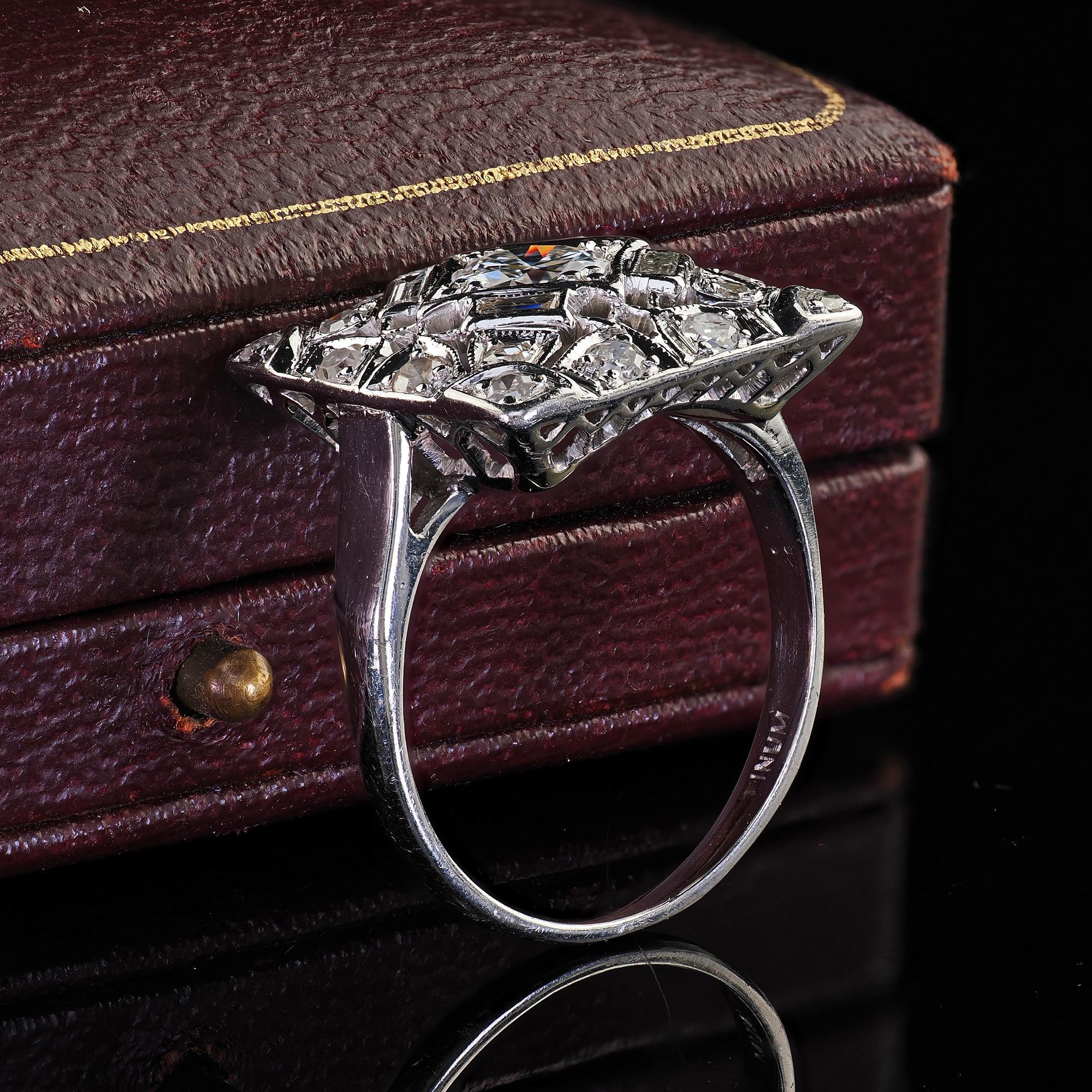 Taille vieille Europe Bague cocktail Art déco ancienne en platine avec diamants baguettes de taille européenne ancienne en vente