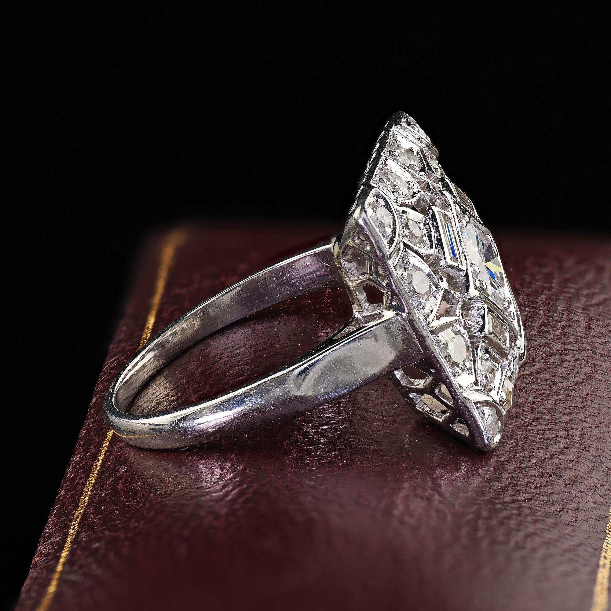Bague cocktail Art déco ancienne en platine avec diamants baguettes de taille européenne ancienne Bon état - En vente à Great Neck, NY