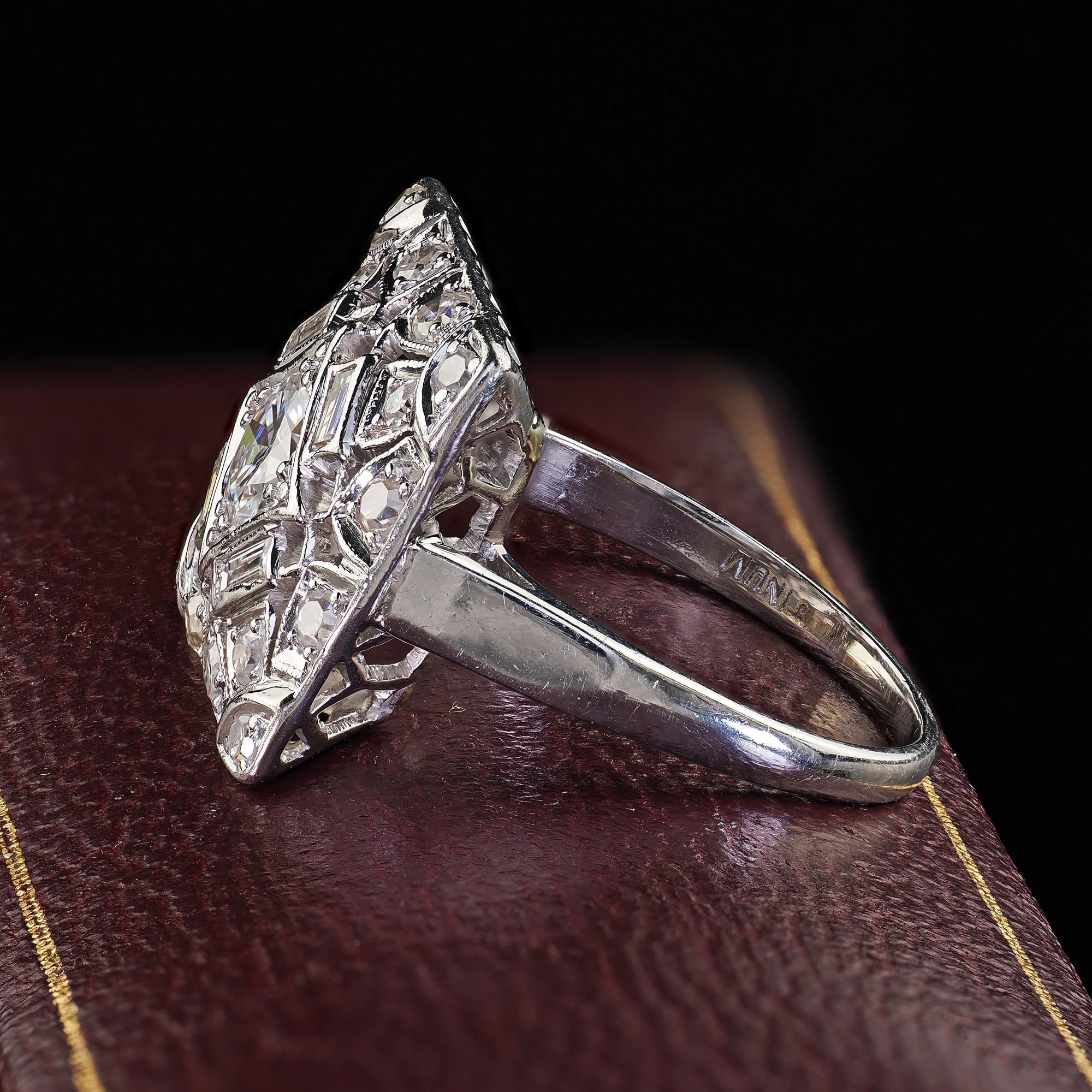 Bague cocktail Art déco ancienne en platine avec diamants baguettes de taille européenne ancienne Pour femmes en vente