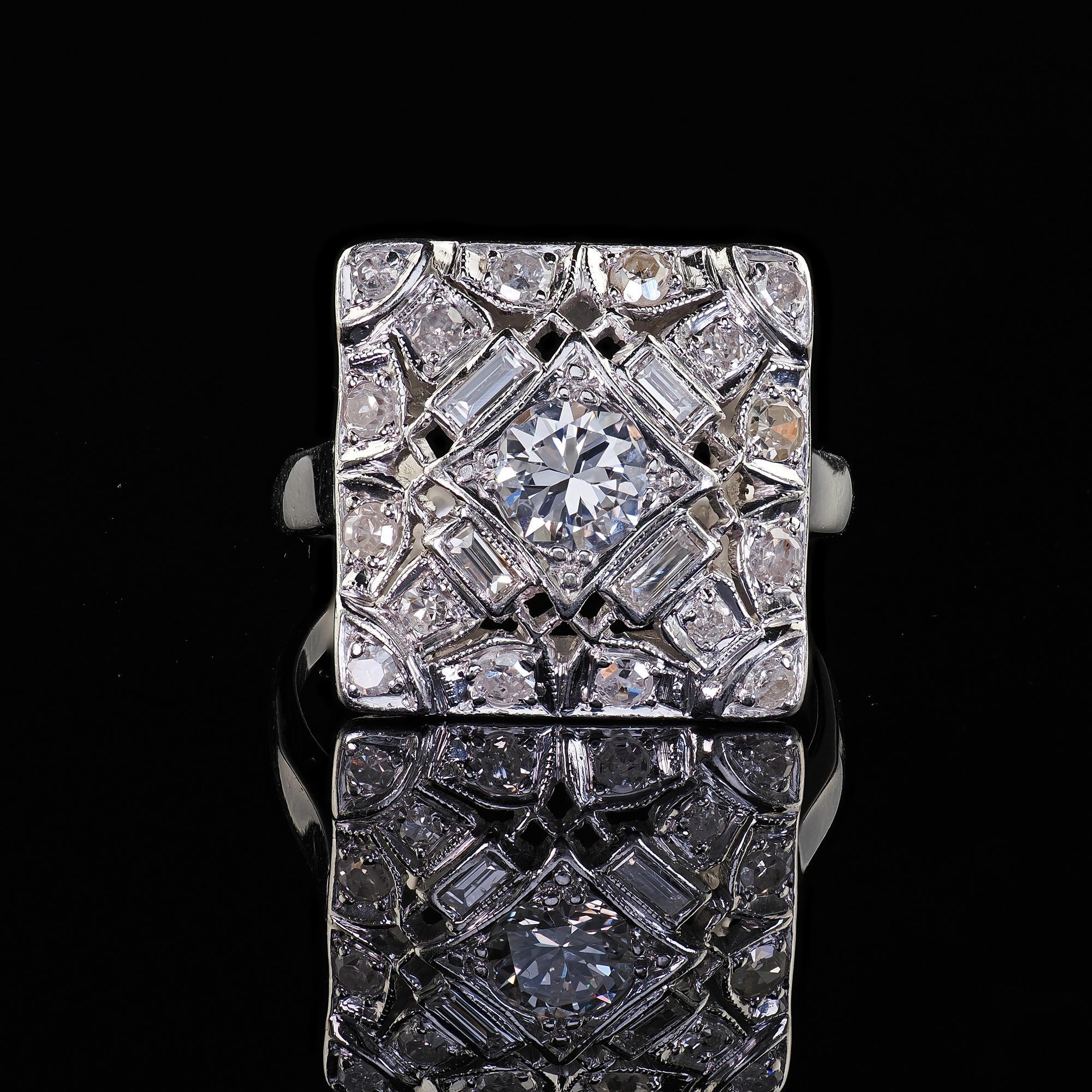 Bague cocktail Art déco ancienne en platine avec diamants baguettes de taille européenne ancienne en vente 2