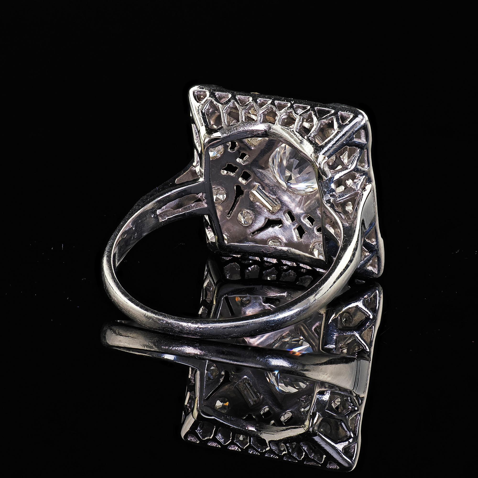 Bague cocktail Art déco ancienne en platine avec diamants baguettes de taille européenne ancienne en vente 3
