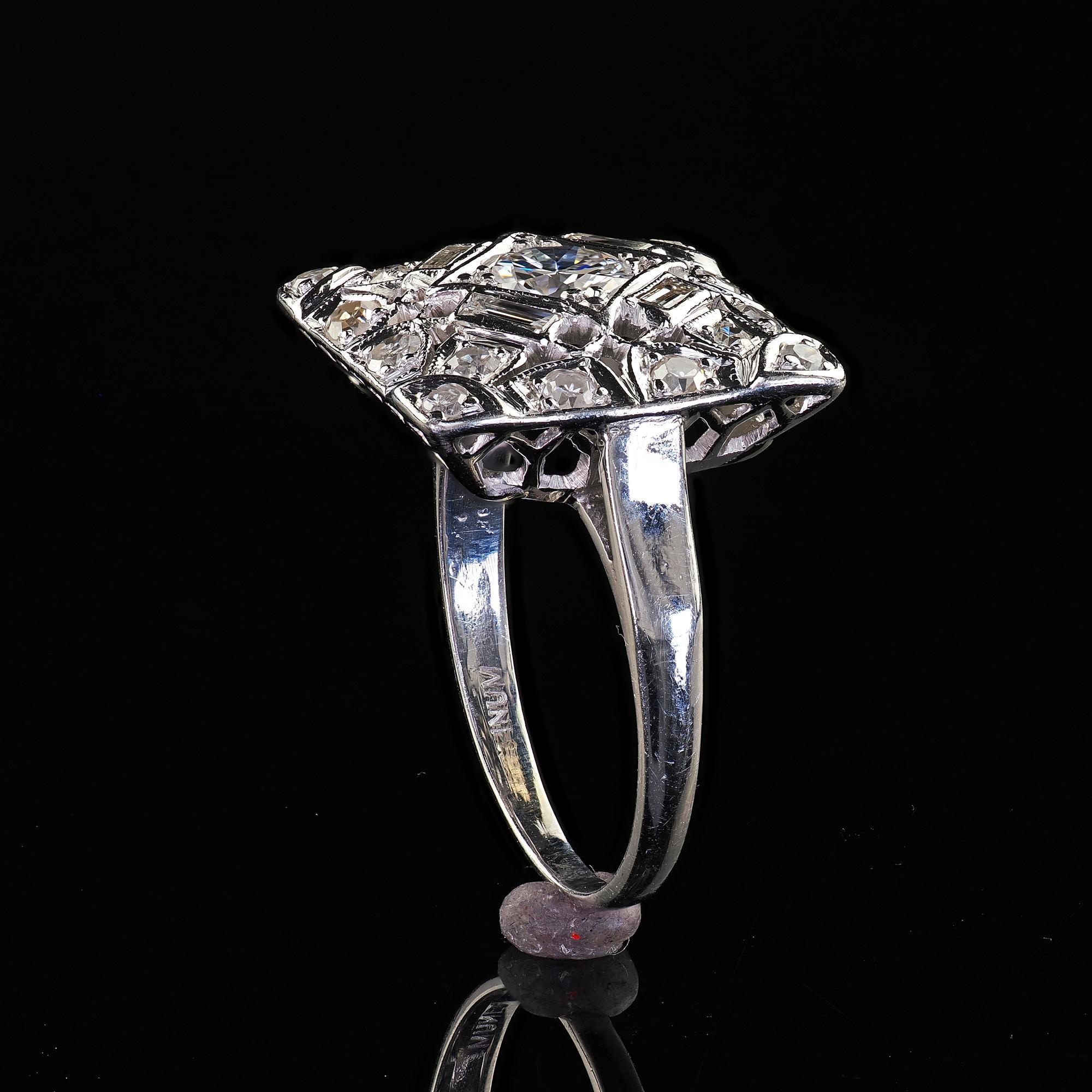 Bague cocktail Art déco ancienne en platine avec diamants baguettes de taille européenne ancienne en vente 4
