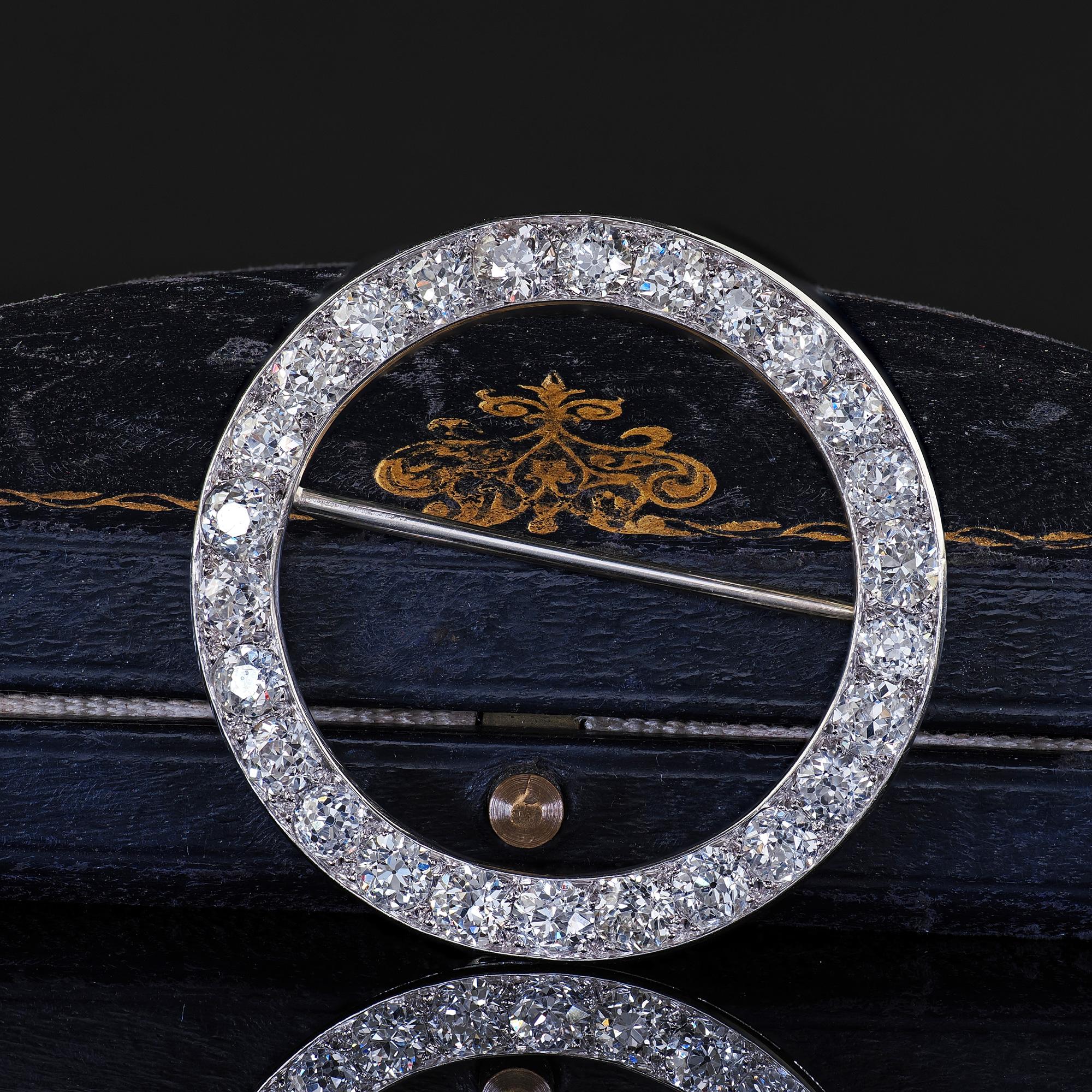 Schöne antike Art Deco Platinum Old European Cut Diamond Circle Pin Brosche. Diese wunderschöne Art-Deco-Anstecknadel mit altem europäischen Diamanten ist aus Platin gefertigt. Die Brosche ist mit strahlend weißen Diamanten im alteuropäischen