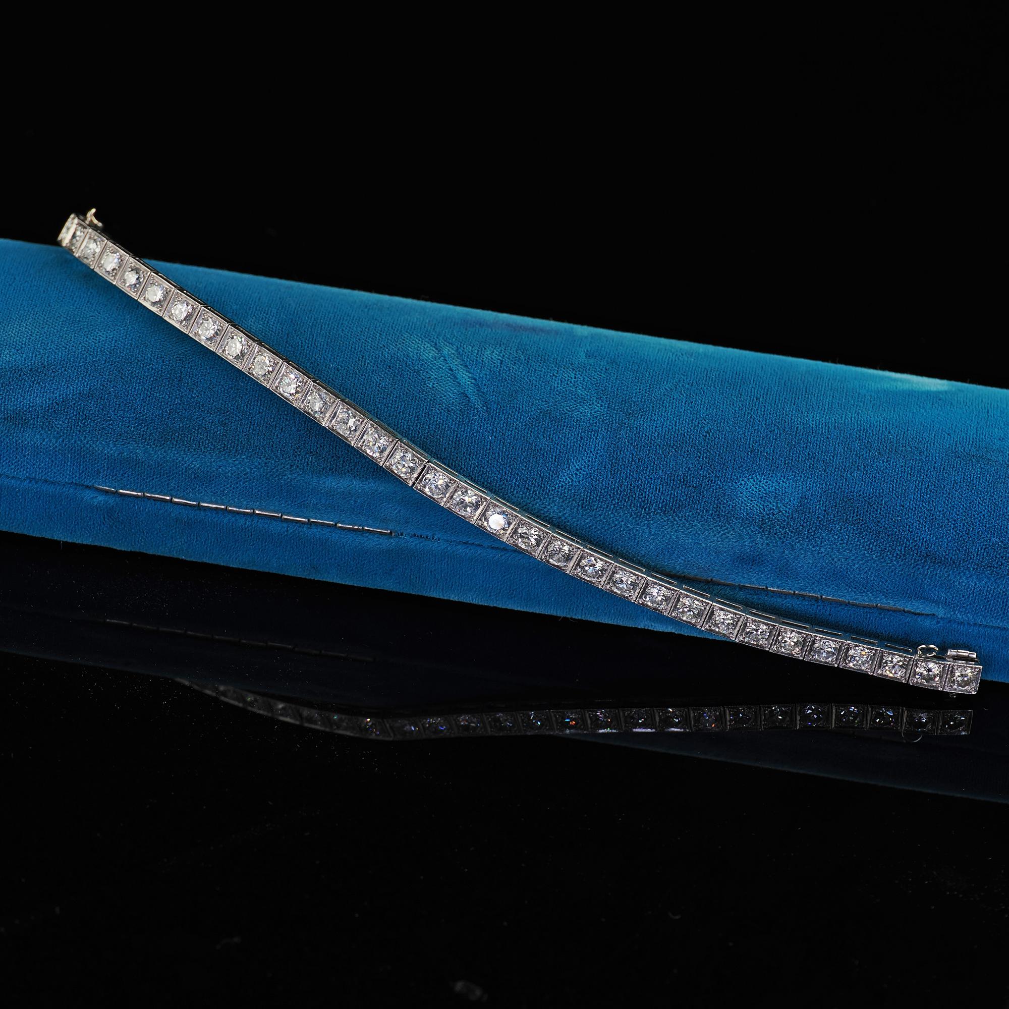 Schöne antike Art Deco Platinum Old European Cut Diamond Classic Tennis-Armband. Dieses unglaubliche klassische Tennisarmband mit Diamanten im alten europäischen Schliff im Art-Deco-Stil ist aus Platin gefertigt. Dieses wunderschöne Armband hat